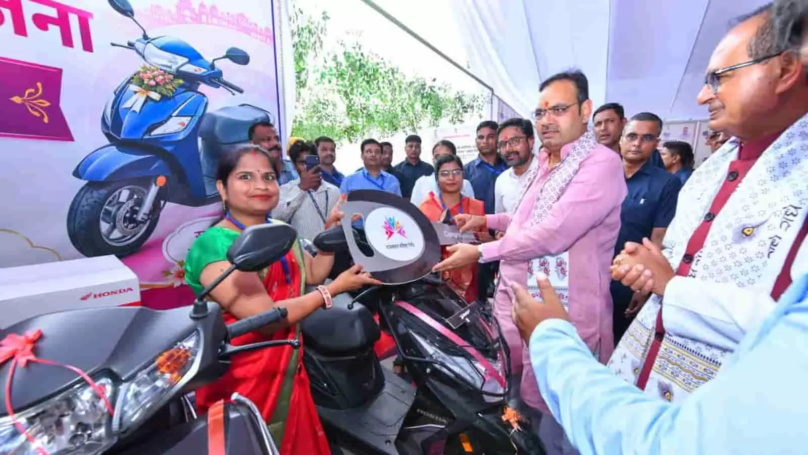तस्वीर में कोटा में महिला सुरक्षा अभियान के तहत एक महिला को स्कूटी की चाबी देते हुए लोकसभा अध्यक्ष ओम बिरला नजर आ रहे हैं। तस्वीर में कोटा में महिला सुरक्षा अभियान के तहत एक महिला को स्कूटी की चाबी देते हुए लोकसभा अध्यक्ष ओम बिरला नजर आ रहे हैं।