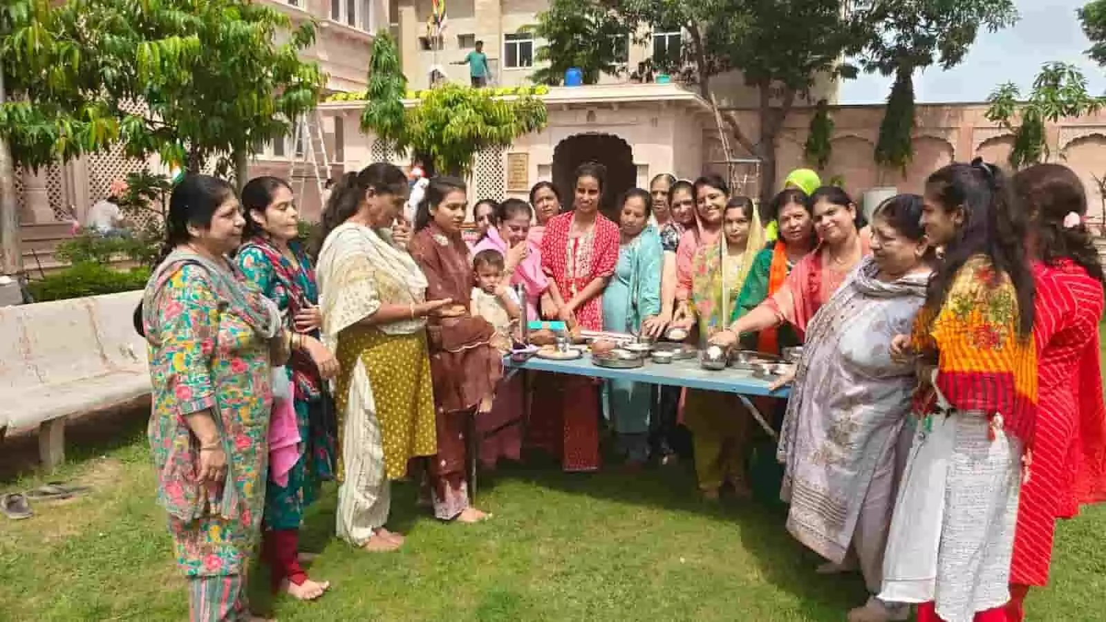 तस्वीर में सिंधी समाज की महिलाएं जयपुर में गोगिड़ो पर्व पर नाग देवता की पूजा करती दिख रही हैं। तस्वीर में सिंधी समाज की महिलाएं जयपुर में गोगिड़ो पर्व पर नाग देवता की पूजा करती दिख रही हैं।