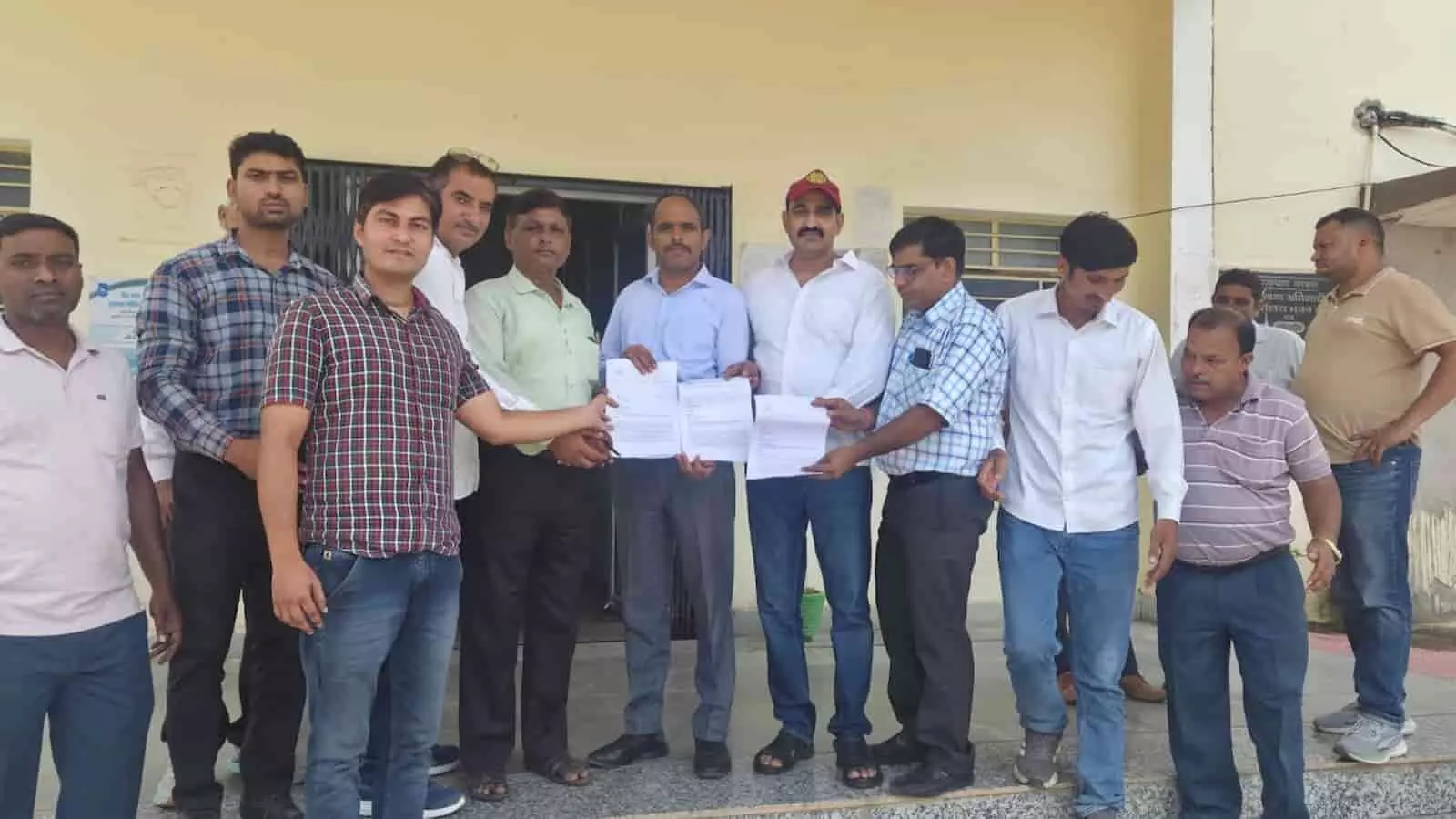 डीग जिला मुख्यालय पर शिक्षक निलंबन के विरोध में ज्ञापन सौंपते हुए महासंघ के पदाधिकारी। डीग जिला मुख्यालय पर शिक्षक निलंबन के विरोध में ज्ञापन सौंपते हुए महासंघ के पदाधिकारी।