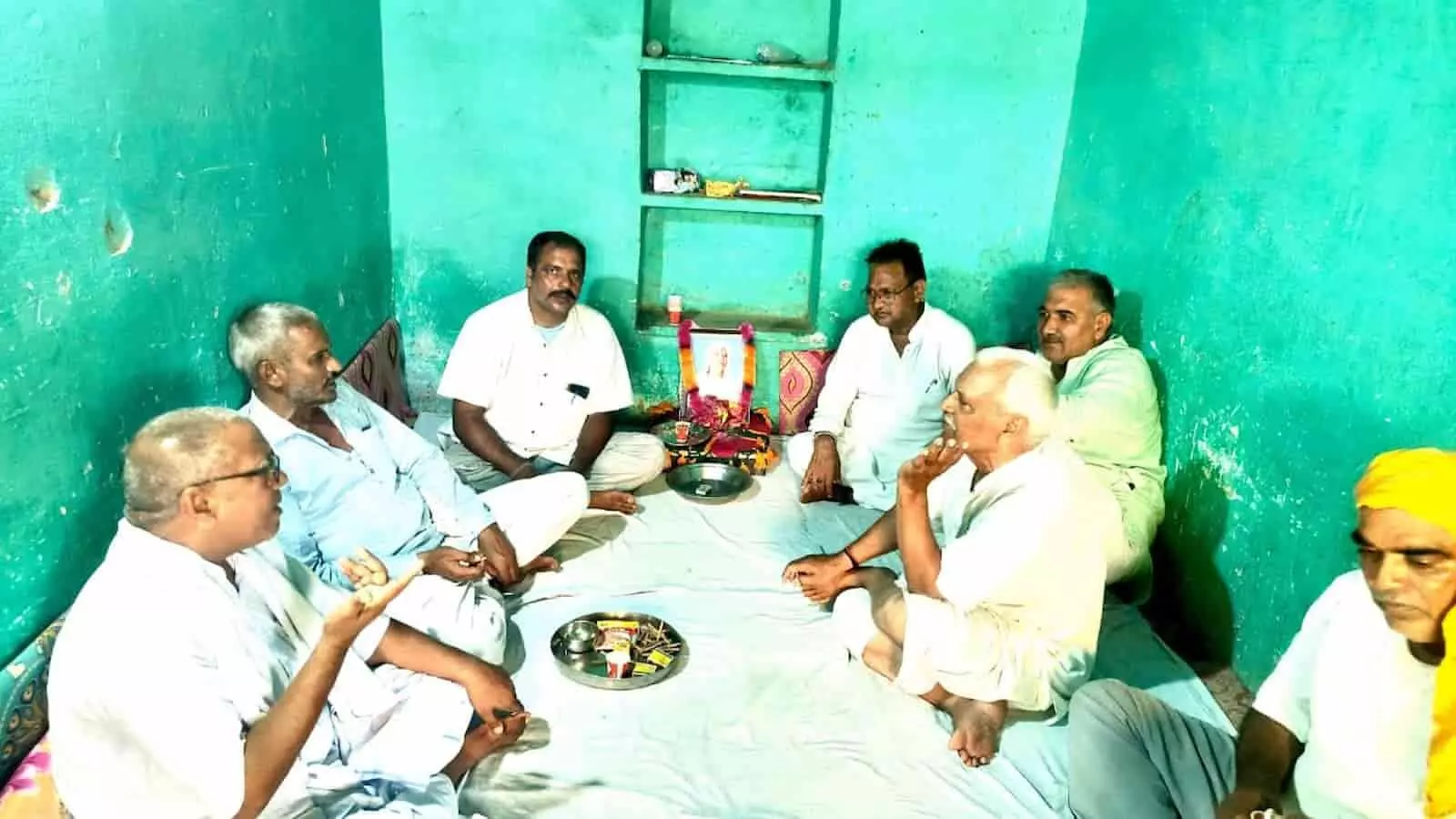 डीग में शोकाकुल परिवारजनों से मुलाकात करते हुए भाजपा जिला अध्यक्ष सतीश बंसल और अन्य लोग। डीग में शोकाकुल परिवारजनों से मुलाकात करते हुए भाजपा जिला अध्यक्ष सतीश बंसल और अन्य लोग।