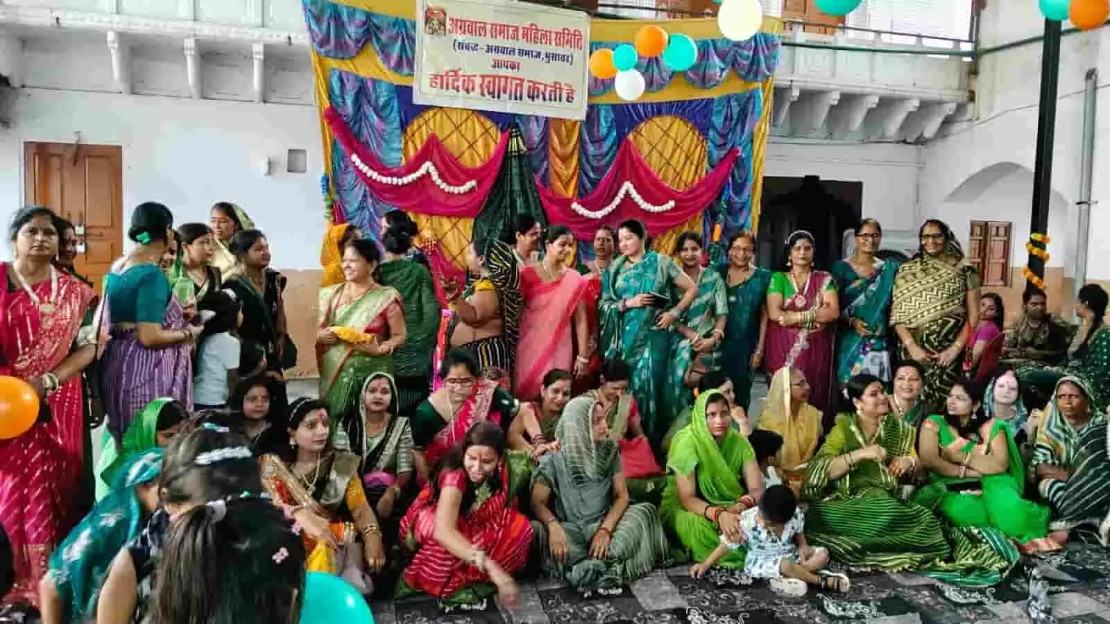 गूजरमल धर्मशाला में हरियाली तीज उत्सव के दौरान पारंपरिक परिधानों में एकत्रित महिलाएं और युवतियां। गूजरमल धर्मशाला में हरियाली तीज उत्सव के दौरान पारंपरिक परिधानों में एकत्रित महिलाएं और युवतियां।