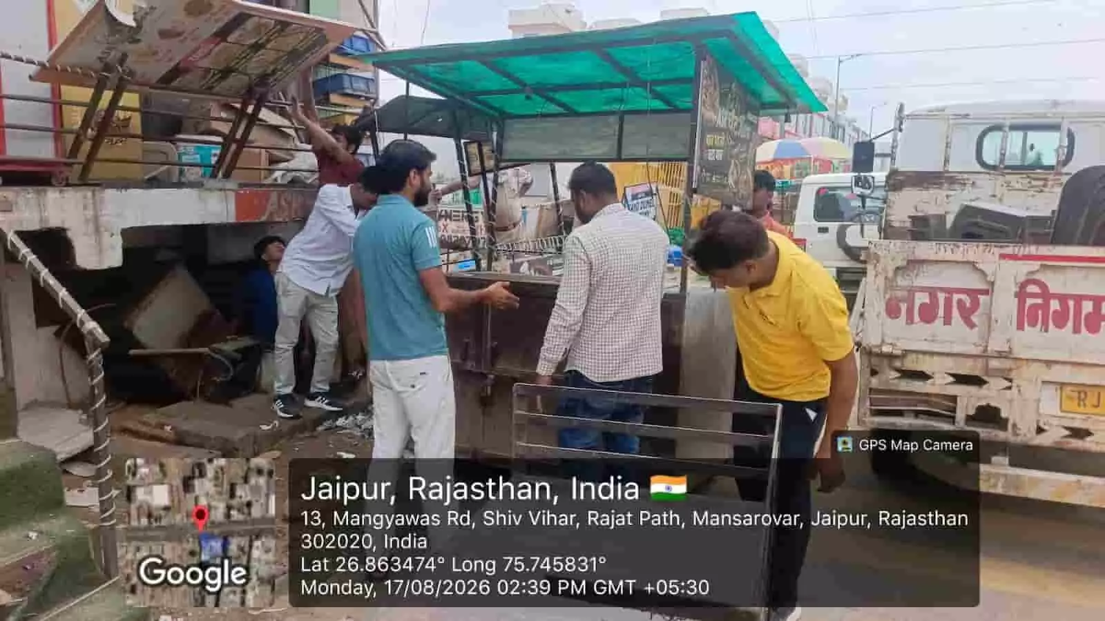 तस्वीर में नगर निगम की टीम जयपुर में अस्थाई अतिक्रमण हटाते हुए दिखाई दे रही है। तस्वीर में नगर निगम की टीम जयपुर में अस्थाई अतिक्रमण हटाते हुए दिखाई दे रही है।