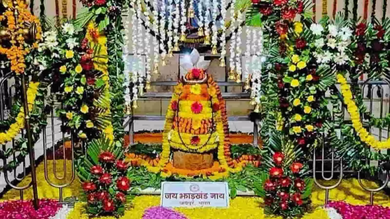 तस्वीर में फूलों से सजा हुआ झारखंड महादेव मंदिर का गर्भगृह और शिवलिंग दिखाई दे रहा है। तस्वीर में फूलों से सजा हुआ झारखंड महादेव मंदिर का गर्भगृह और शिवलिंग दिखाई दे रहा है।