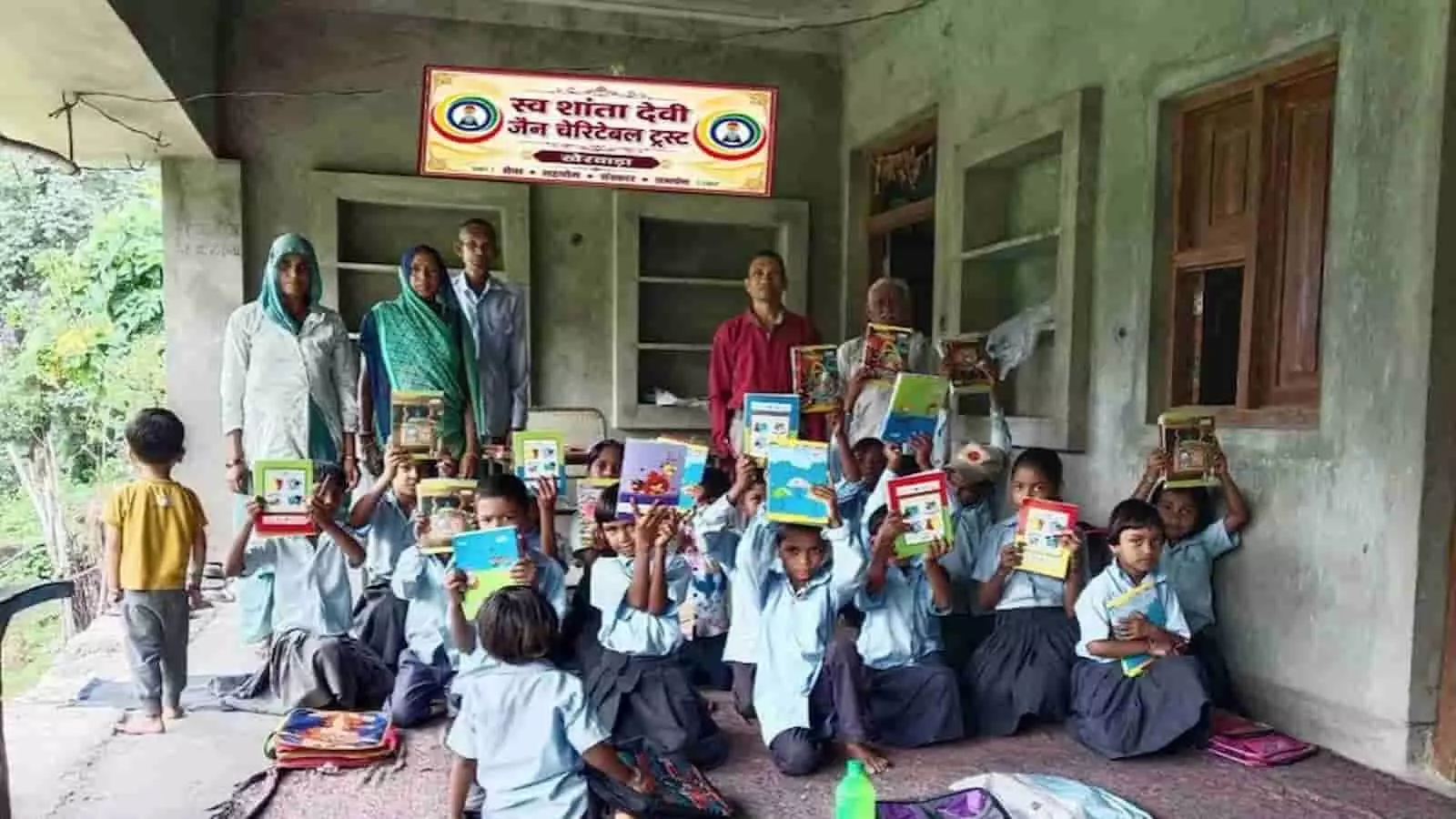 चैरिटेबल ट्रस्ट ने प्राथमिक विद्यालय में जरूरतमंद छात्राओं को वितरित की स्टेशनरी चैरिटेबल ट्रस्ट ने प्राथमिक विद्यालय में जरूरतमंद छात्राओं को वितरित की स्टेशनरी