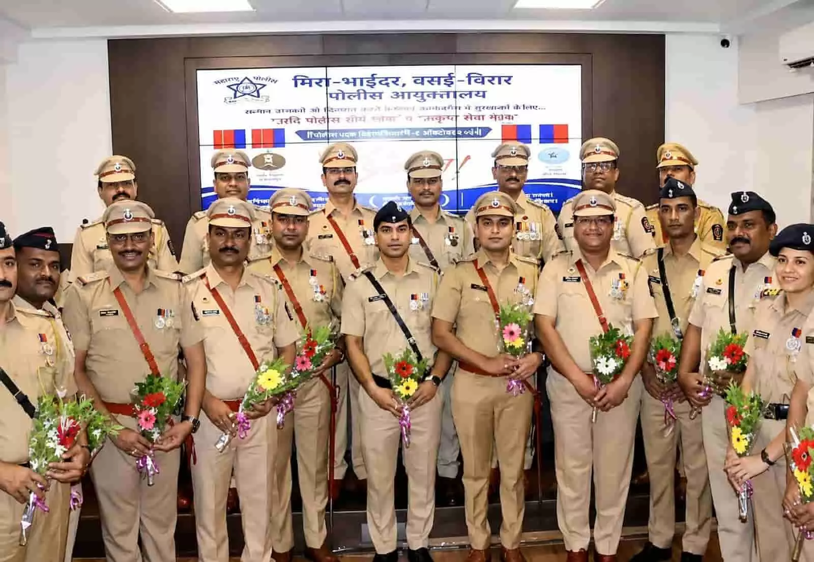 मिरा-भाईंदर, वसई-विरार पुलिस के २५ अधिकारियों को मिला उत्कृष्ट सेवा पदक... मिरा-भाईंदर, वसई-विरार पुलिस के २५ अधिकारियों को मिला उत्कृष्ट सेवा पदक...