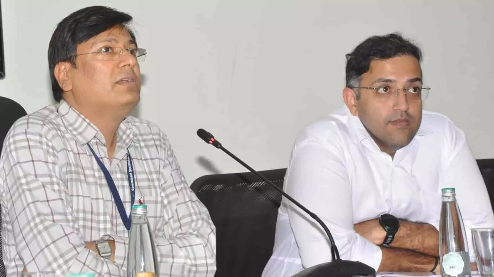 तस्वीर में सहकारिता विभाग के अधिकारी बैठक में चर्चा करते हुए दिखाई दे रहे हैं। तस्वीर में सहकारिता विभाग के अधिकारी बैठक में चर्चा करते हुए दिखाई दे रहे हैं।