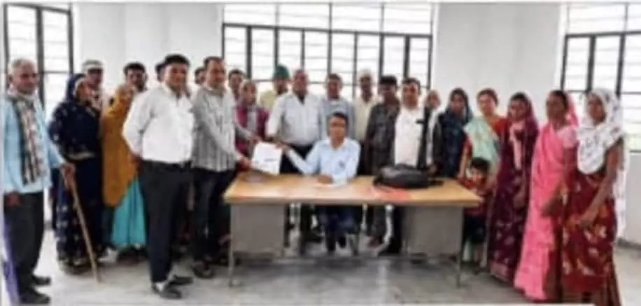तस्वीर में बरांडा फला के ग्रामीण तहसीलदार के समक्ष विद्यालय के लिए भूमि दान के दस्तावेज प्रस्तुत करते हुए दिख रहे हैं। तस्वीर में बरांडा फला के ग्रामीण तहसीलदार के समक्ष विद्यालय के लिए भूमि दान के दस्तावेज प्रस्तुत करते हुए दिख रहे हैं।