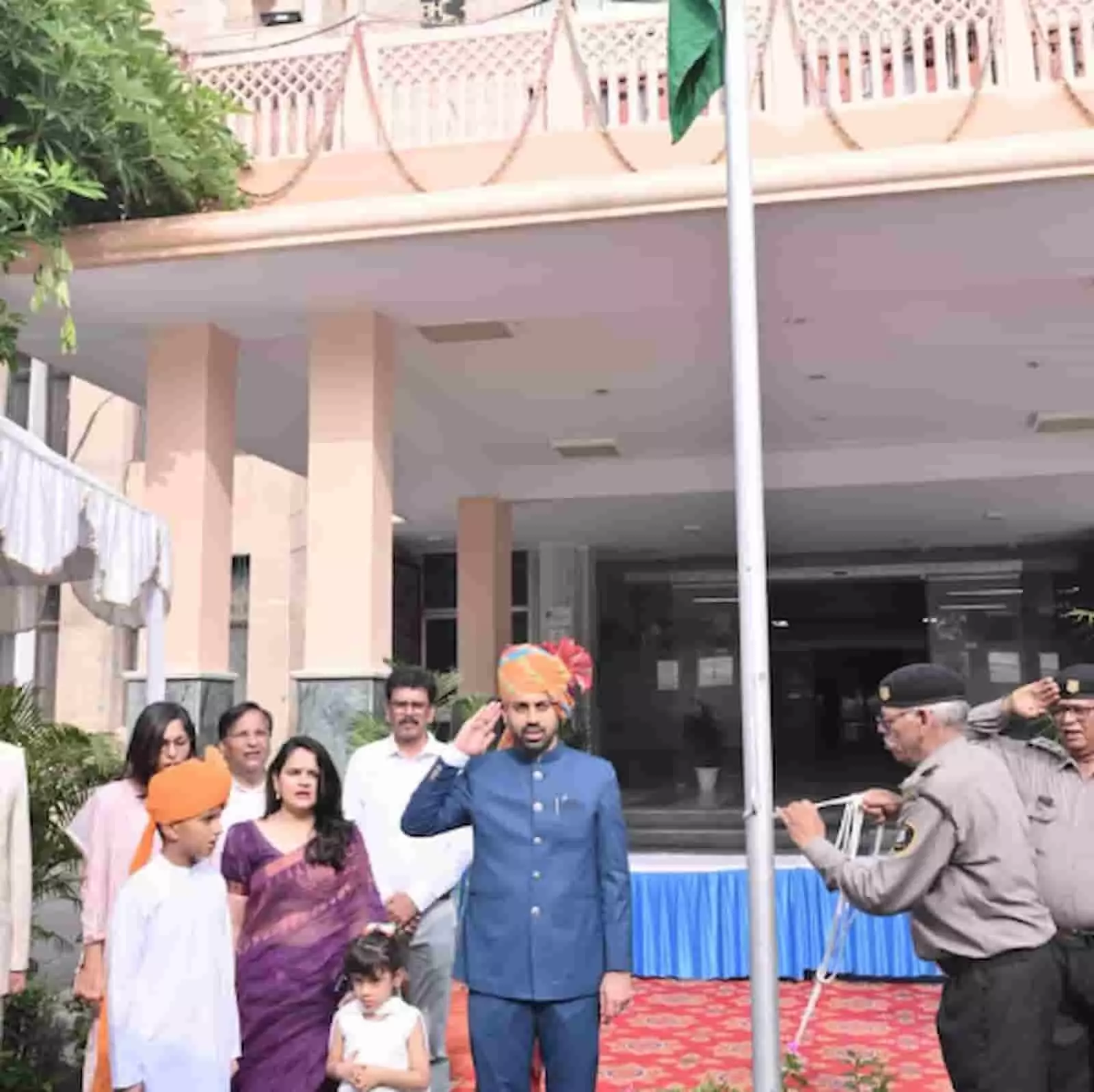 तस्वीर में आवासन आयुक्त अरविन्द पोसवाल राजस्थान आवासन मण्डल मुख्यालय पर राष्ट्रीय ध्वज फहराने के बाद सलामी देते हुए। तस्वीर में आवासन आयुक्त अरविन्द पोसवाल राजस्थान आवासन मण्डल मुख्यालय पर राष्ट्रीय ध्वज फहराने के बाद सलामी देते हुए।