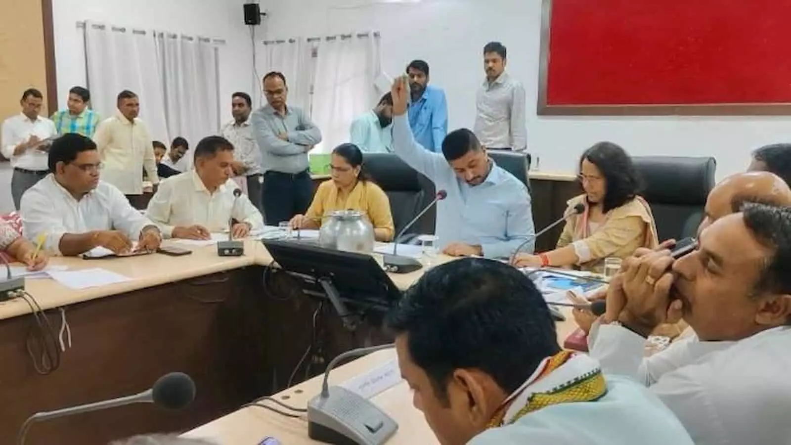 जिला कलेक्ट्रेट सभागार में भीलवाड़ा नगर निगम चुनाव वार्ड आरक्षण लॉटरी बैठक में बैठे अधिकारी और जनप्रतिनिधि। जिला कलेक्ट्रेट सभागार में भीलवाड़ा नगर निगम चुनाव वार्ड आरक्षण लॉटरी बैठक में बैठे अधिकारी और जनप्रतिनिधि।