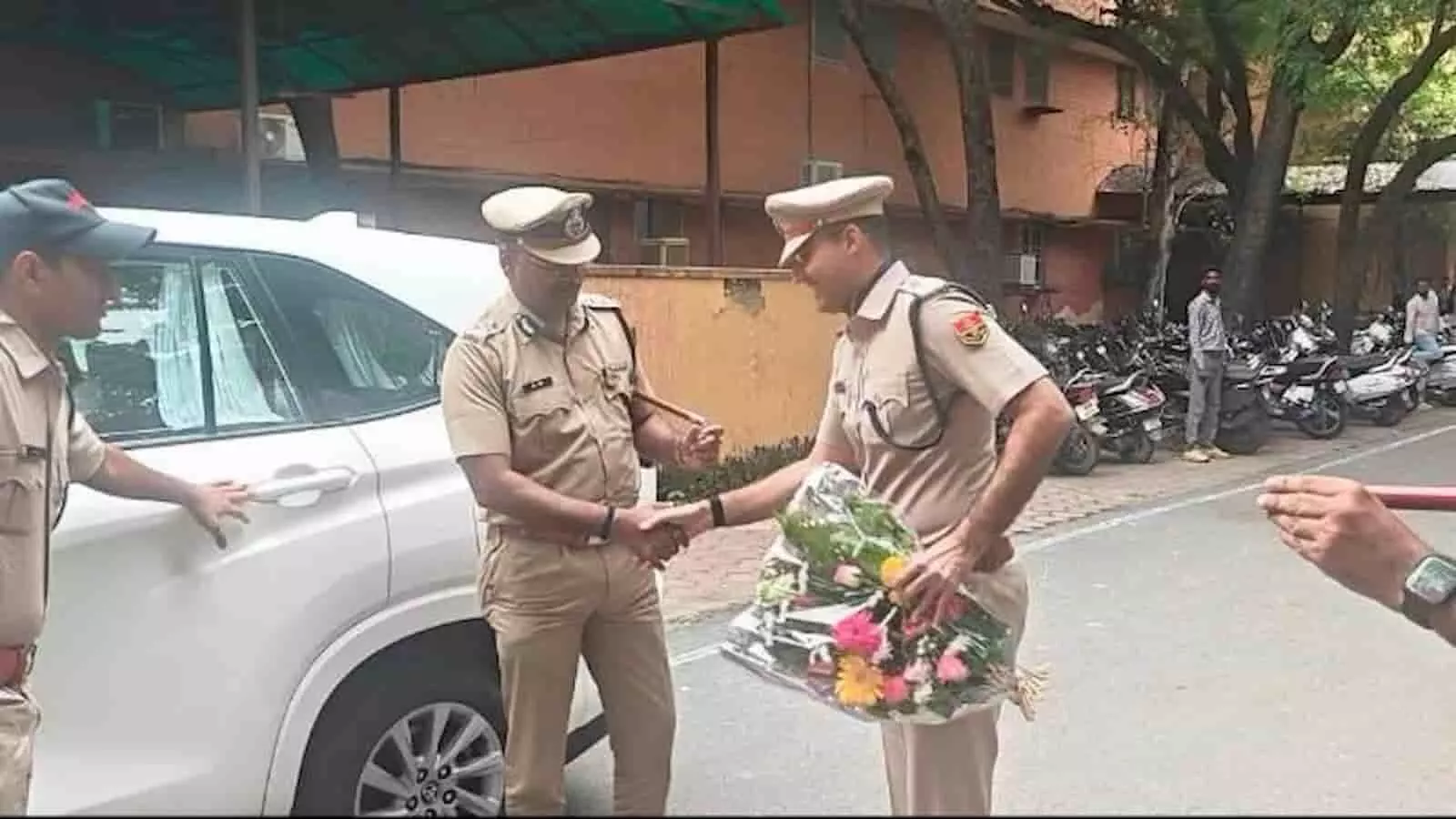 तस्वीर में भीलवाड़ा में अजमेर रेंज के आईजी डॉ. रवि का स्वागत करते हुए पुलिस अधिकारी दिख रहे हैं। तस्वीर में भीलवाड़ा में अजमेर रेंज के आईजी डॉ. रवि का स्वागत करते हुए पुलिस अधिकारी दिख रहे हैं।