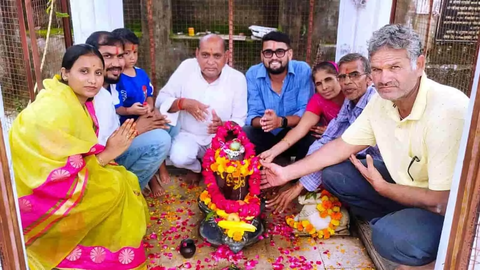 आकोला के नर्मदेश्वर महादेव मंदिर में सावन के तीसरे सोमवार पर रुद्राभिषेक करते श्रद्धालु। आकोला के नर्मदेश्वर महादेव मंदिर में सावन के तीसरे सोमवार पर रुद्राभिषेक करते श्रद्धालु।