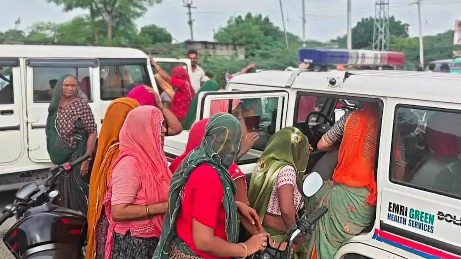 भीलवाड़ा में प्रदर्शन के दौरान पुलिस वाहनों के पास खड़ी महिलाएं। भीलवाड़ा में प्रदर्शन के दौरान पुलिस वाहनों के पास खड़ी महिलाएं।