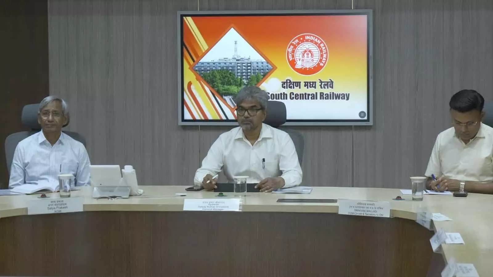 रेल निलयम सिकंदराबाद में बैठक के दौरान दक्षिण मध्य रेलवे के अधिकारी। रेल निलयम सिकंदराबाद में बैठक के दौरान दक्षिण मध्य रेलवे के अधिकारी।
