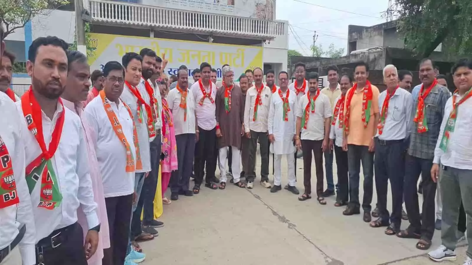 तस्वीर में भाजपा कार्यकर्ता सांसद कार्यालय के बाहर खड़े होकर जश्न मना रहे हैं। तस्वीर में भाजपा कार्यकर्ता सांसद कार्यालय के बाहर खड़े होकर जश्न मना रहे हैं।