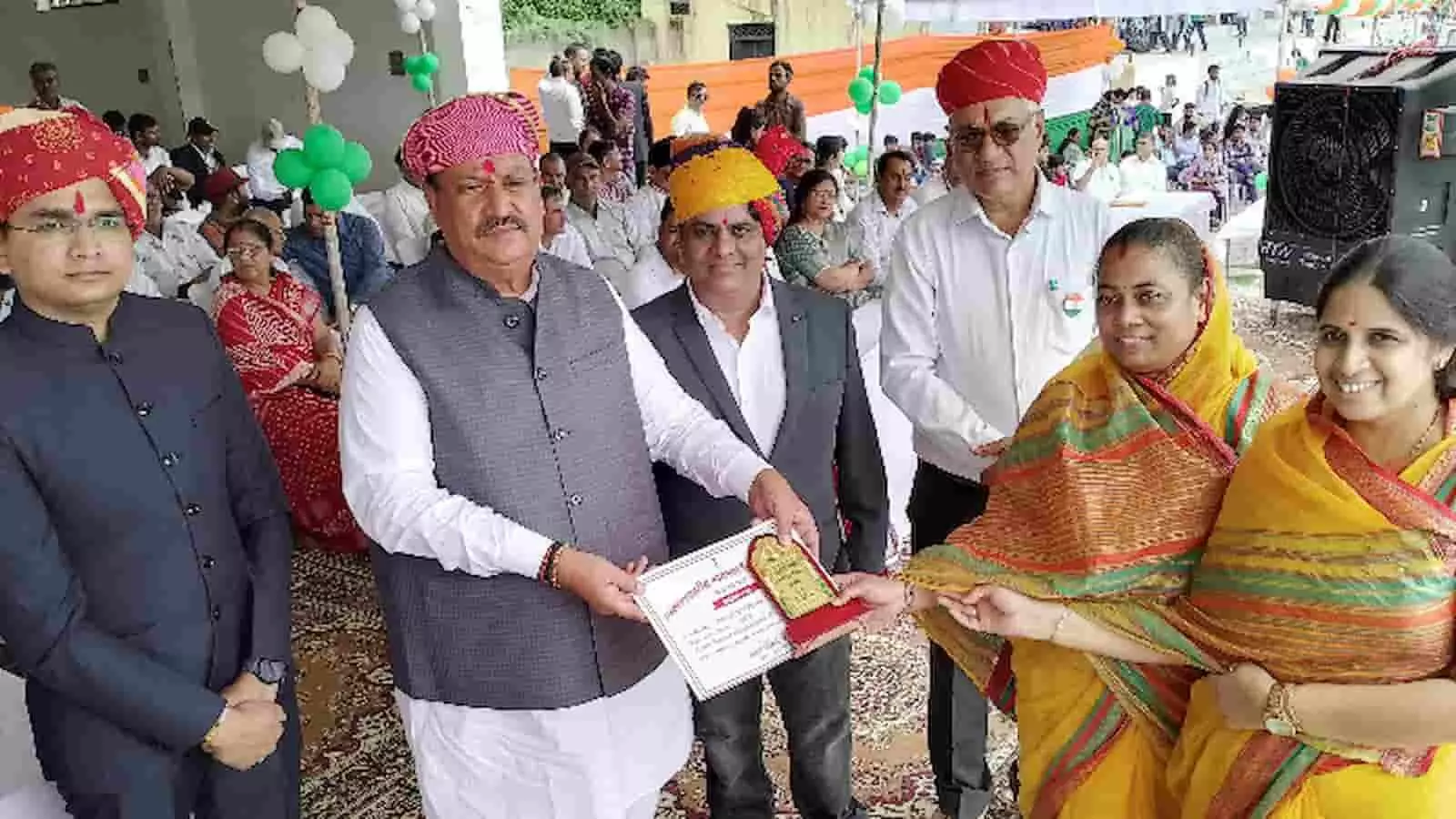 आमेट के समारोह में महावीर इंटरनेशनल संस्थान को प्रशस्ति-पत्र और स्मृति-चिह्न प्रदान करते हुए अतिथि। आमेट के समारोह में महावीर इंटरनेशनल संस्थान को प्रशस्ति-पत्र और स्मृति-चिह्न प्रदान करते हुए अतिथि।