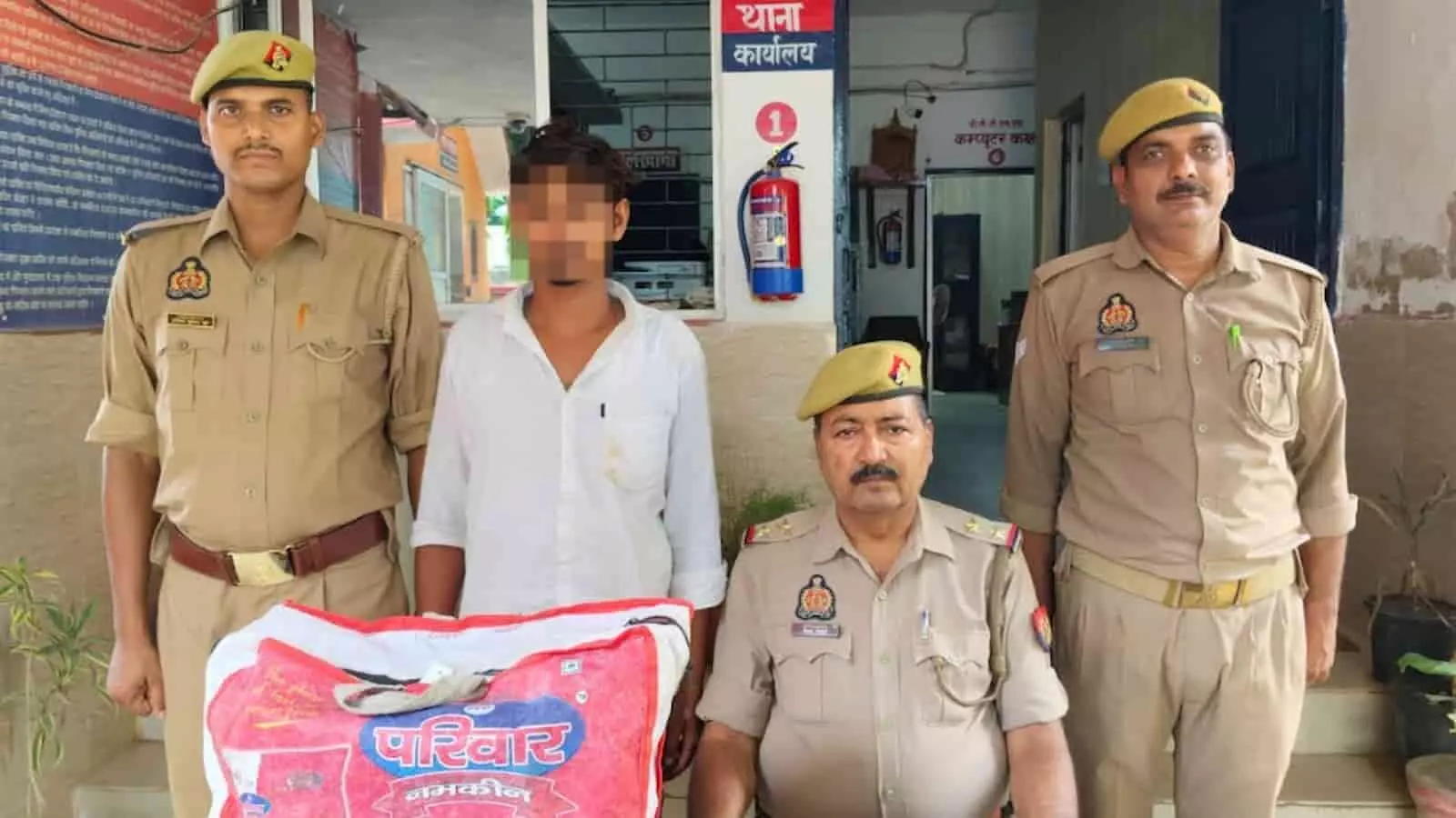 सकलडीहा थाने के बाहर पुलिसकर्मियों के साथ खड़े संदिग्ध युवक की तस्वीर। सकलडीहा थाने के बाहर पुलिसकर्मियों के साथ खड़े संदिग्ध युवक की तस्वीर।