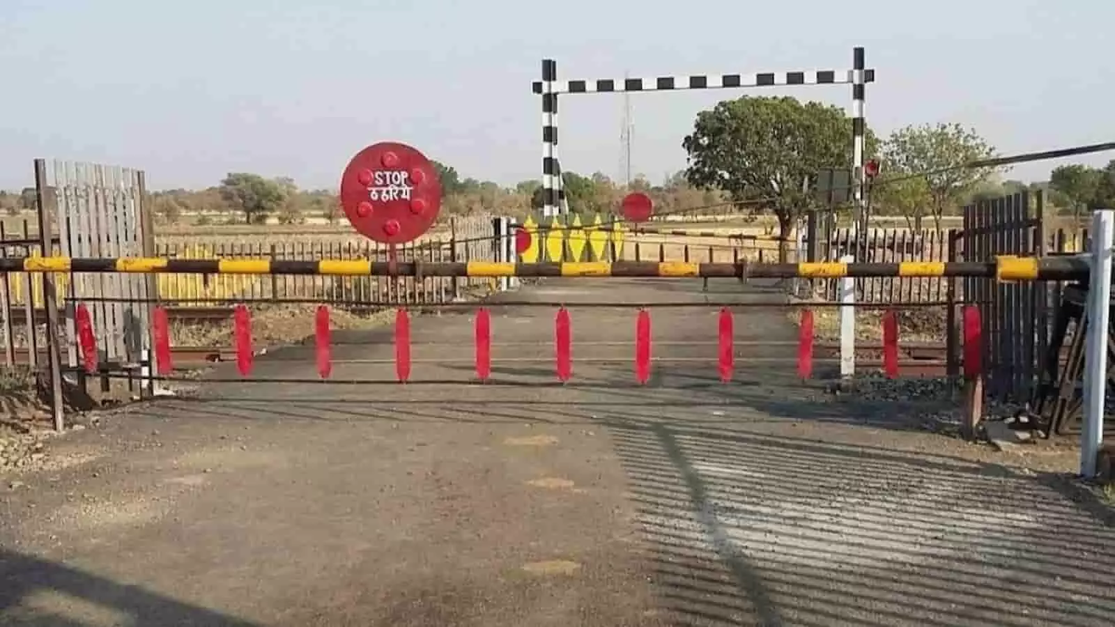 गांधीनगर रेलवे क्रॉसिंग पर सड़क मार्ग बंद करने के लिए लगा हुआ लाल-पीला बैरियर। गांधीनगर रेलवे क्रॉसिंग पर सड़क मार्ग बंद करने के लिए लगा हुआ लाल-पीला बैरियर।