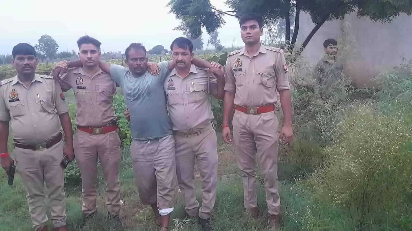 तस्वीर में पुलिसकर्मी बरेली के बिथरी चैनपुर क्षेत्र में मुठभेड़ के बाद एक गिरफ्तार आरोपी को पकड़े हुए हैं। तस्वीर में पुलिसकर्मी बरेली के बिथरी चैनपुर क्षेत्र में मुठभेड़ के बाद एक गिरफ्तार आरोपी को पकड़े हुए हैं।