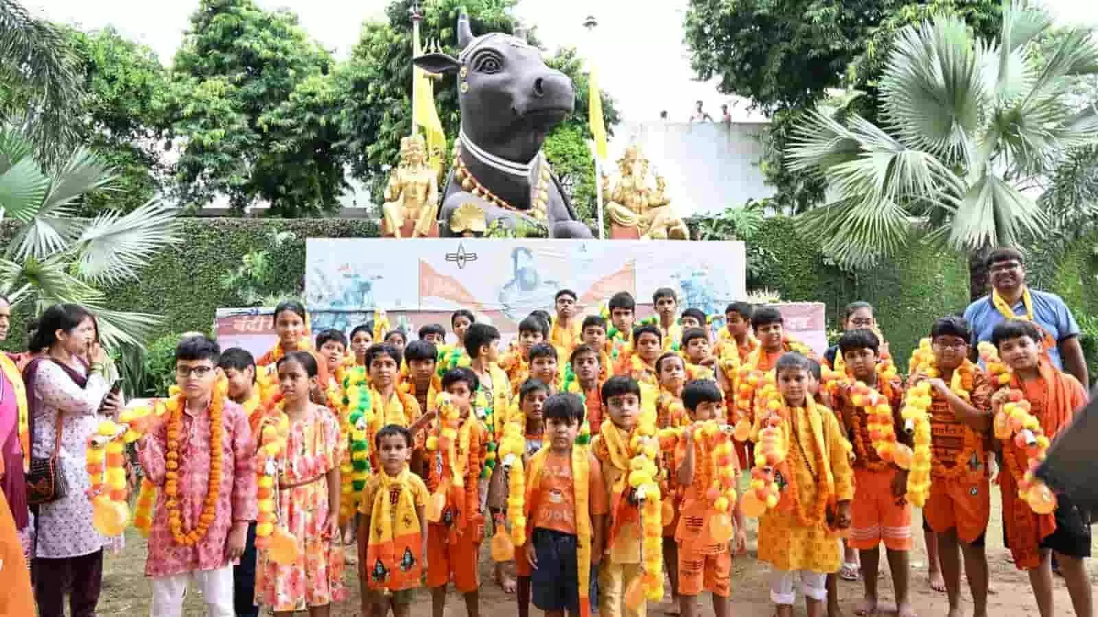 श्री त्रिवटी नाथ मंदिर प्रांगण में स्वागत कार्यक्रम के दौरान खड़े हुए नन्हे बाल कावड़िए। श्री त्रिवटी नाथ मंदिर प्रांगण में स्वागत कार्यक्रम के दौरान खड़े हुए नन्हे बाल कावड़िए।