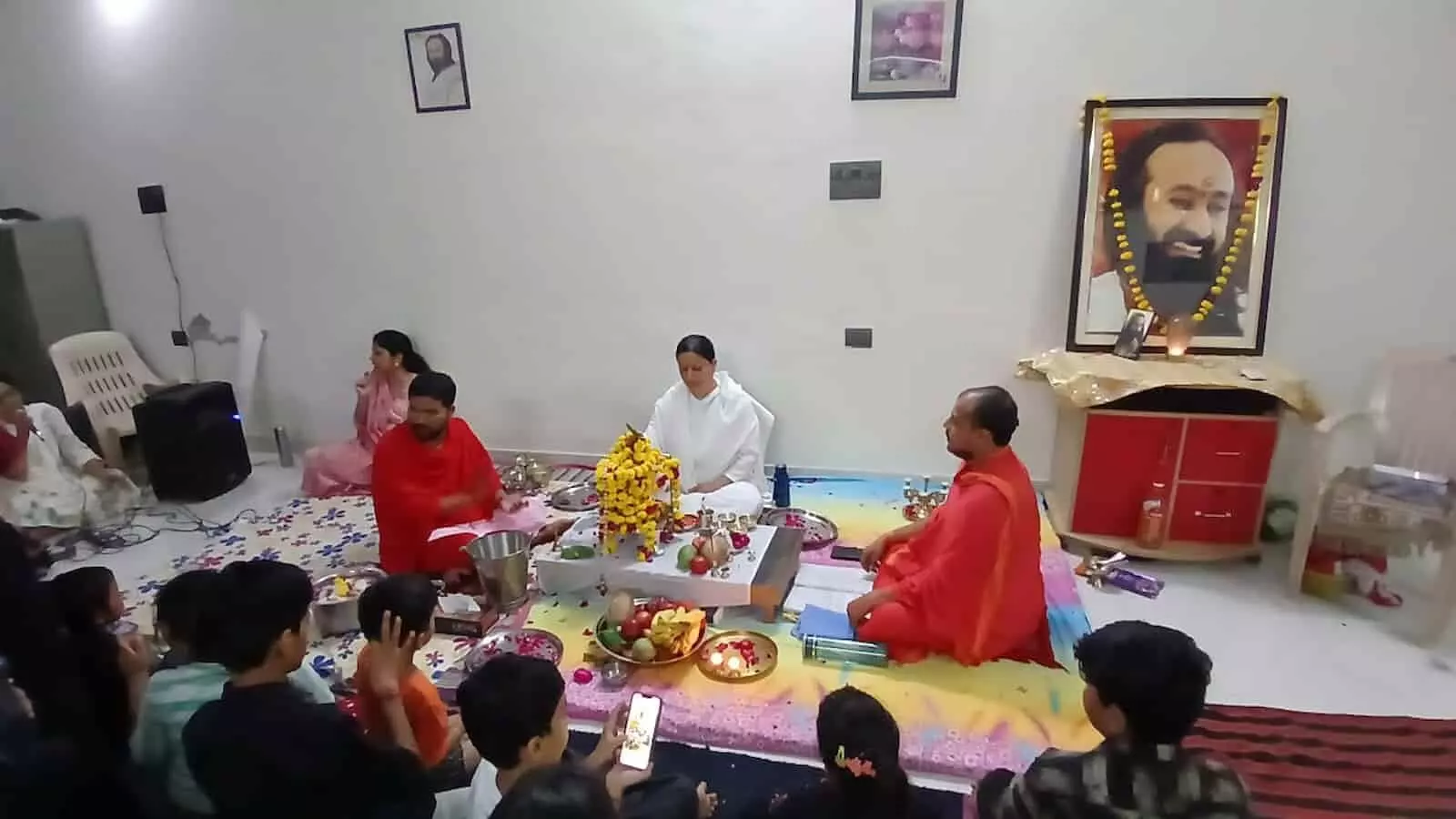नाकोंडा कॉलोनी स्थित आर्ट ऑफ़ लिविंग सेंटर में वैदिक विधि-विधान से रुद्र पूजा करते हुए साधक। नाकोंडा कॉलोनी स्थित आर्ट ऑफ़ लिविंग सेंटर में वैदिक विधि-विधान से रुद्र पूजा करते हुए साधक।