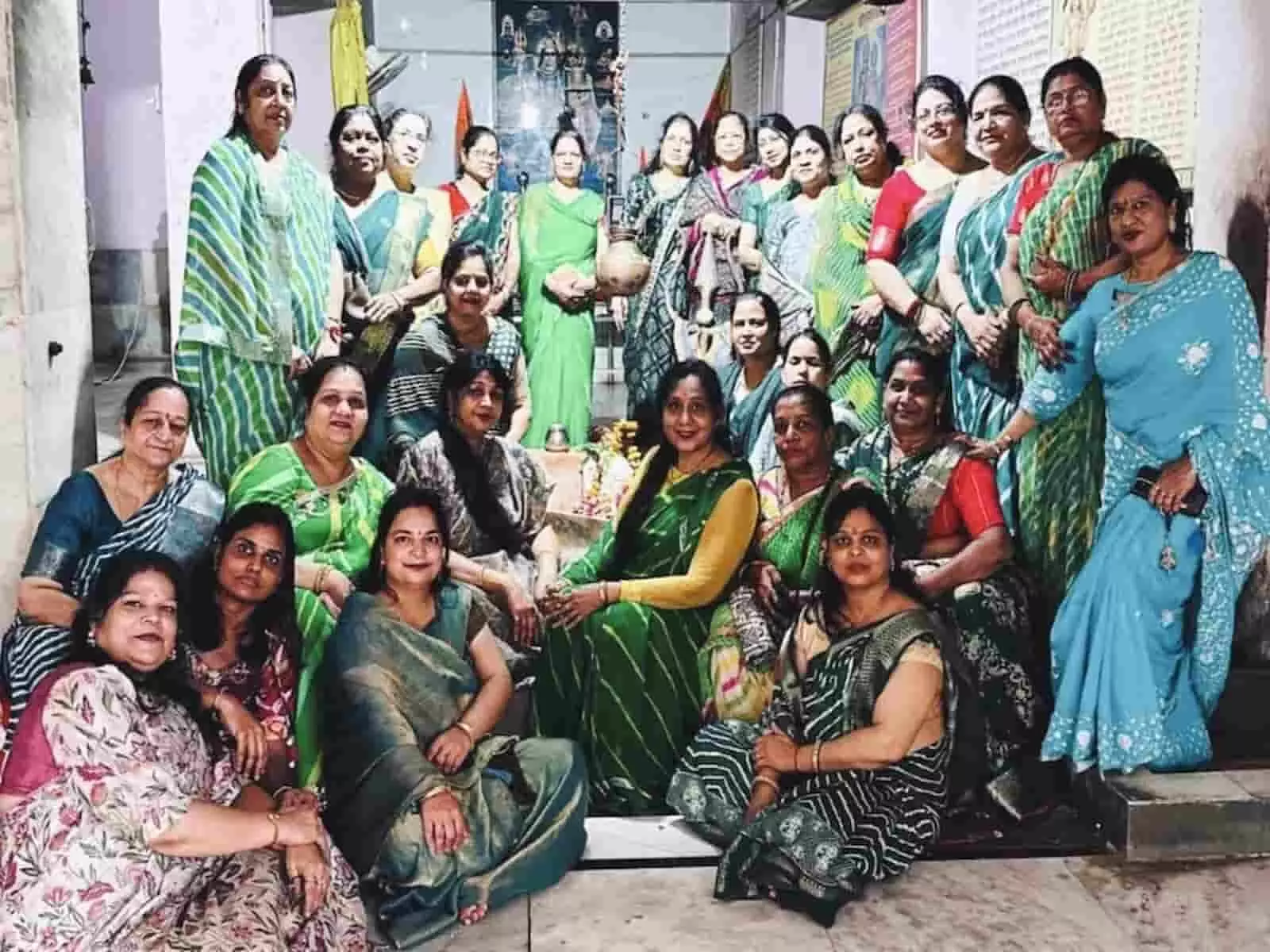 तस्वीर में खाकी बाबा की बगीची मंदिर में उपस्थित अखिल भारतीय अग्रवाल महिला सम्मेलन की सदस्य महिलाएं। तस्वीर में खाकी बाबा की बगीची मंदिर में उपस्थित अखिल भारतीय अग्रवाल महिला सम्मेलन की सदस्य महिलाएं।