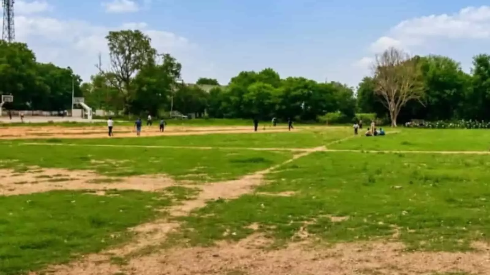 तस्वीर में बड़ी सादड़ी स्थित खुला मैदान और हरियाली दिखाई दे रही है। तस्वीर में बड़ी सादड़ी स्थित खुला मैदान और हरियाली दिखाई दे रही है।