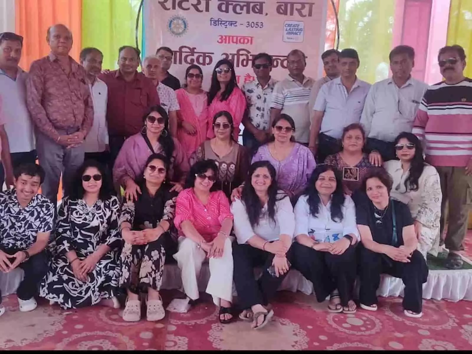 रोटरी क्लब बारां के सदस्य कोटा के निजी रिजॉर्ट में परिवार पिकनिक के दौरान एक साथ खड़े हैं। रोटरी क्लब बारां के सदस्य कोटा के निजी रिजॉर्ट में परिवार पिकनिक के दौरान एक साथ खड़े हैं।