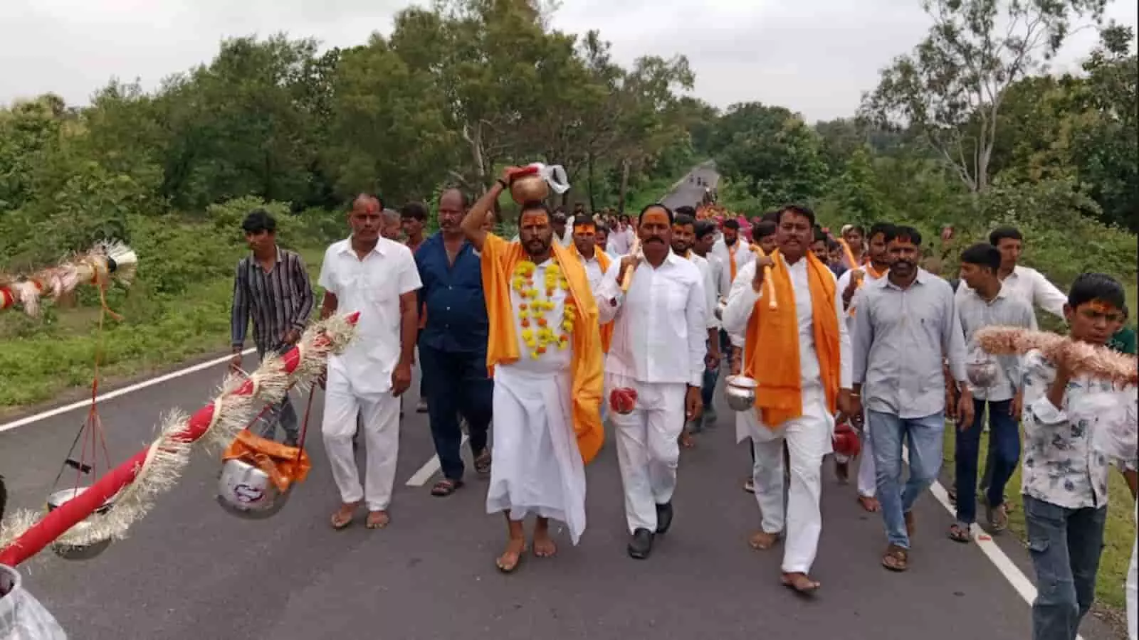 तस्वीर में खोड़ियाखेड़ा से बानसी मार्ग पर कांवड़ यात्रा के दौरान पैदल चलते हुए श्रद्धालु दिखाई दे रहे हैं। तस्वीर में खोड़ियाखेड़ा से बानसी मार्ग पर कांवड़ यात्रा के दौरान पैदल चलते हुए श्रद्धालु दिखाई दे रहे हैं।