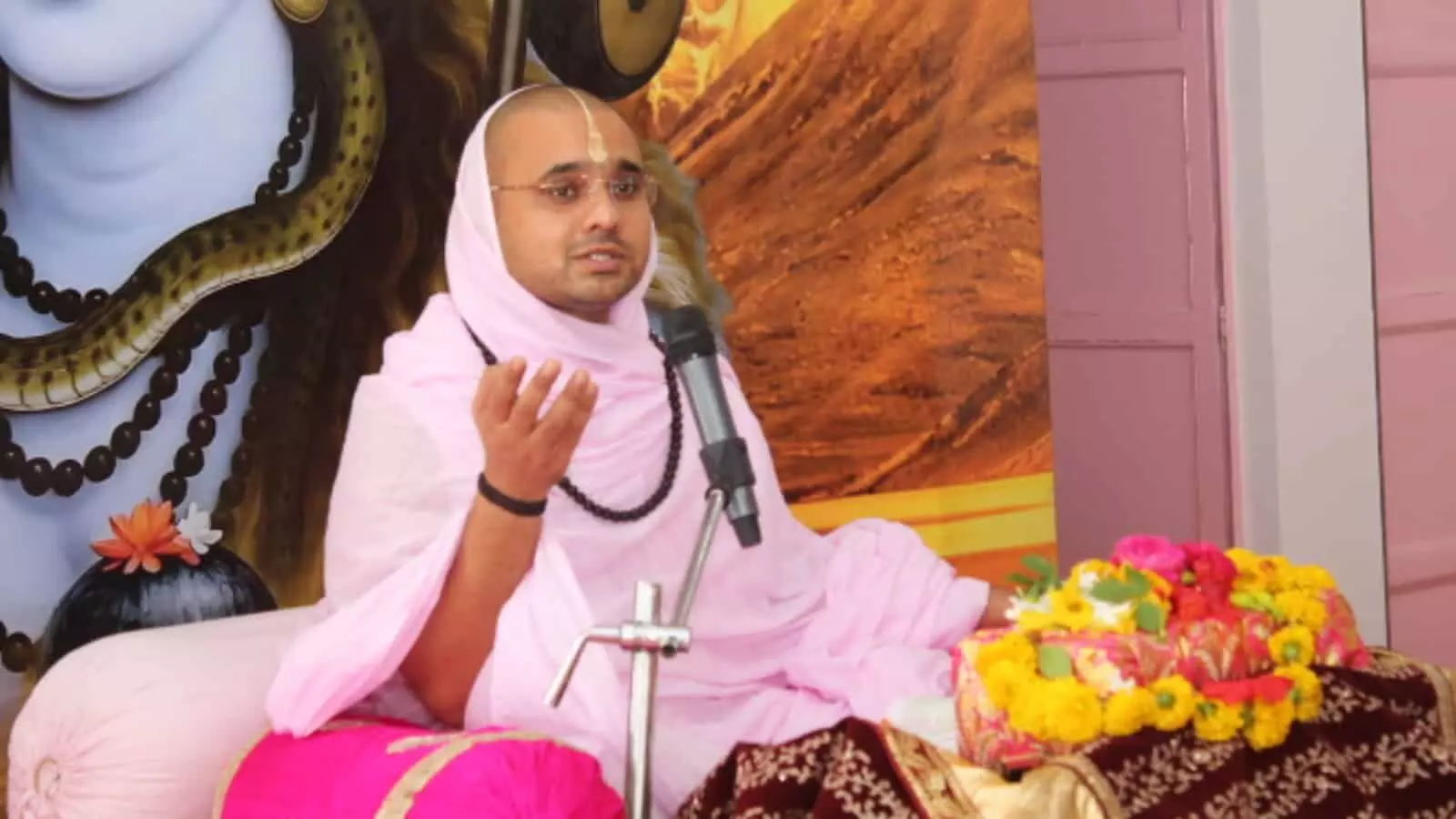 मंच पर बैठकर शिव पुराण कथा का वाचन करते हुए संत दिग्विजयराम महाराज। मंच पर बैठकर शिव पुराण कथा का वाचन करते हुए संत दिग्विजयराम महाराज।