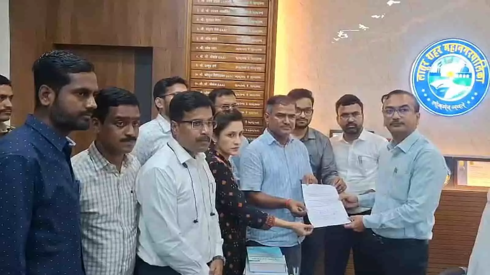 लातूर महानगरपालिका कार्यालय में ज्ञापन सौंपते हुए अधिकारी और कर्मचारी। लातूर महानगरपालिका कार्यालय में ज्ञापन सौंपते हुए अधिकारी और कर्मचारी।