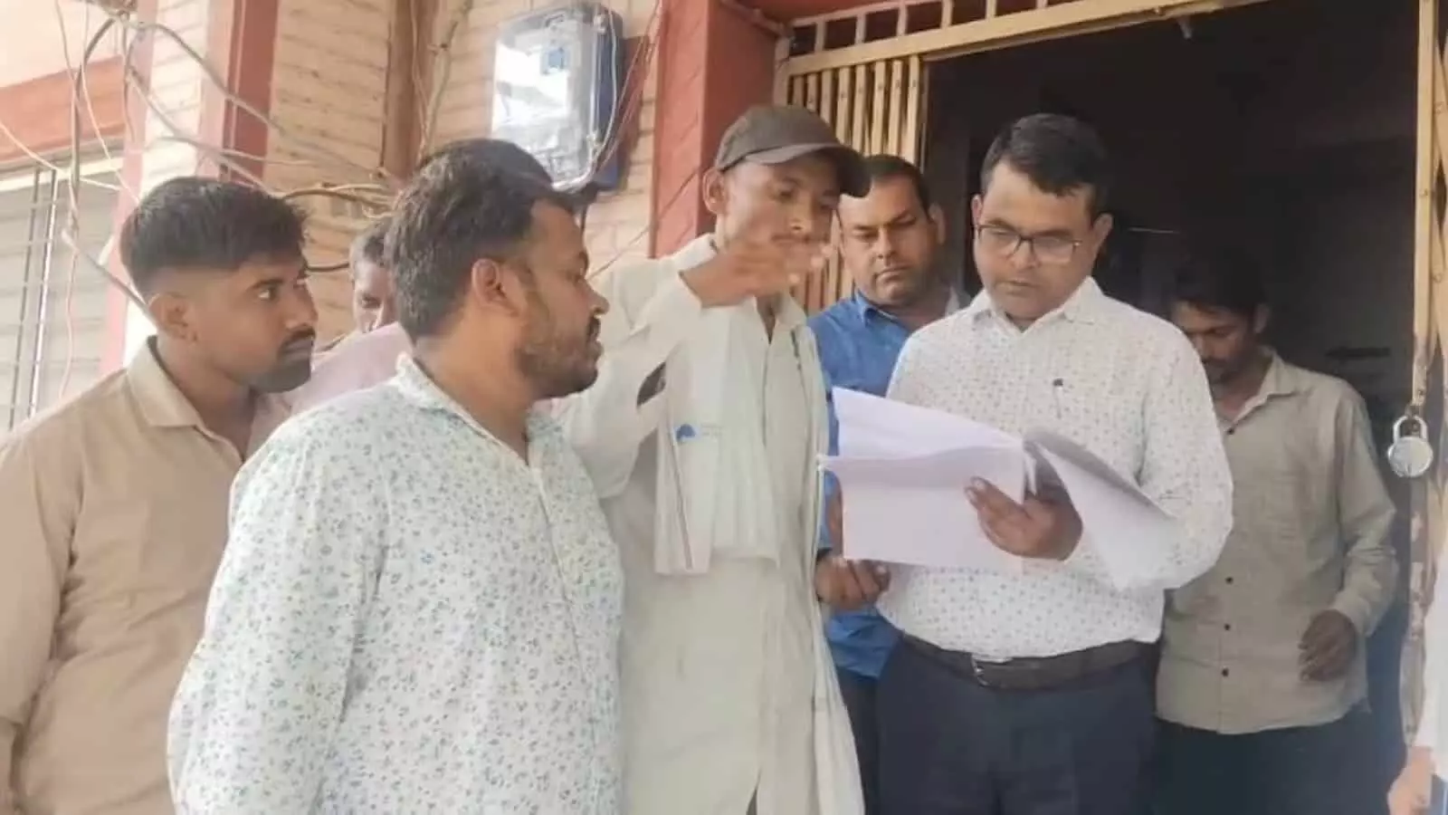 खेरवाड़ा पंचायत समिति कार्यालय के बाहर विकास अधिकारी को ज्ञापन देते ग्रामीण। खेरवाड़ा पंचायत समिति कार्यालय के बाहर विकास अधिकारी को ज्ञापन देते ग्रामीण।