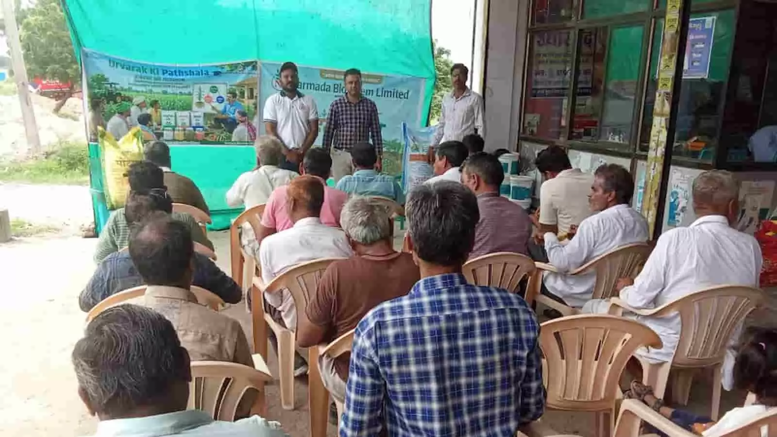 तस्वीर में बड़ी सादड़ी में किसानों की बैठक के दौरान जानकारी देते वक्ता दिख रहे हैं। तस्वीर में बड़ी सादड़ी में किसानों की बैठक के दौरान जानकारी देते वक्ता दिख रहे हैं।