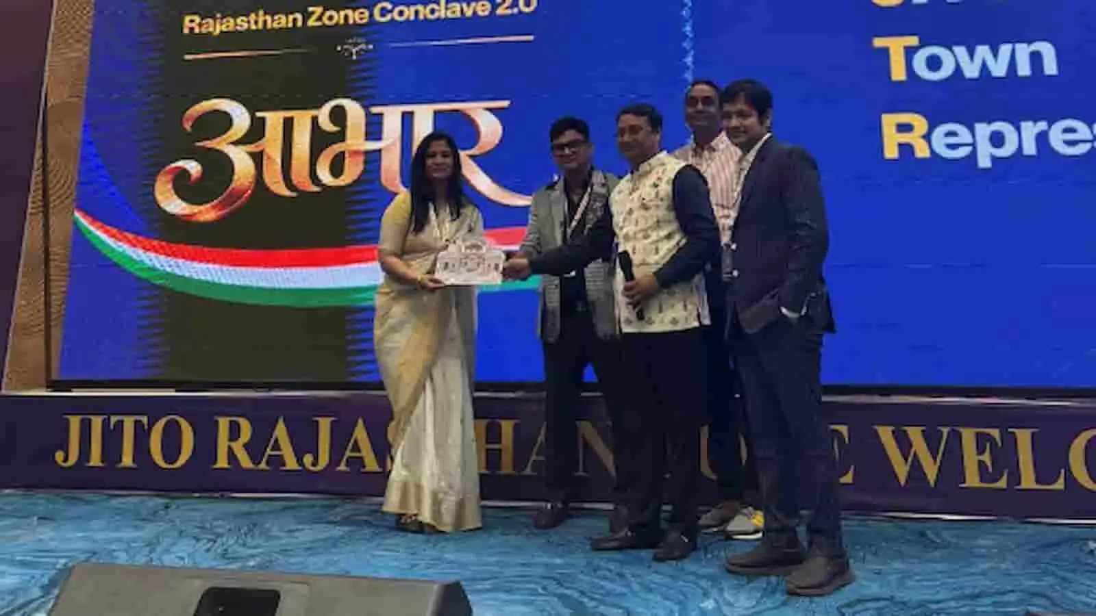 तस्वीर में बालोतरा में आयोजित जीतो राजस्थान सम्मेलन के मंच पर प्रतिनिधियों को सम्मानित किया जा रहा है। तस्वीर में बालोतरा में आयोजित जीतो राजस्थान सम्मेलन के मंच पर प्रतिनिधियों को सम्मानित किया जा रहा है।