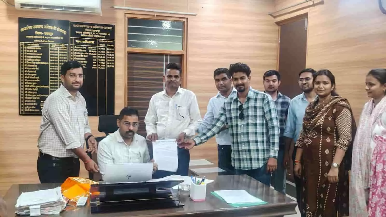खेरवाड़ा उपखंड कार्यालय में पटवार संघ के सदस्यों द्वारा ज्ञापन सौंपने की तस्वीर। खेरवाड़ा उपखंड कार्यालय में पटवार संघ के सदस्यों द्वारा ज्ञापन सौंपने की तस्वीर।
