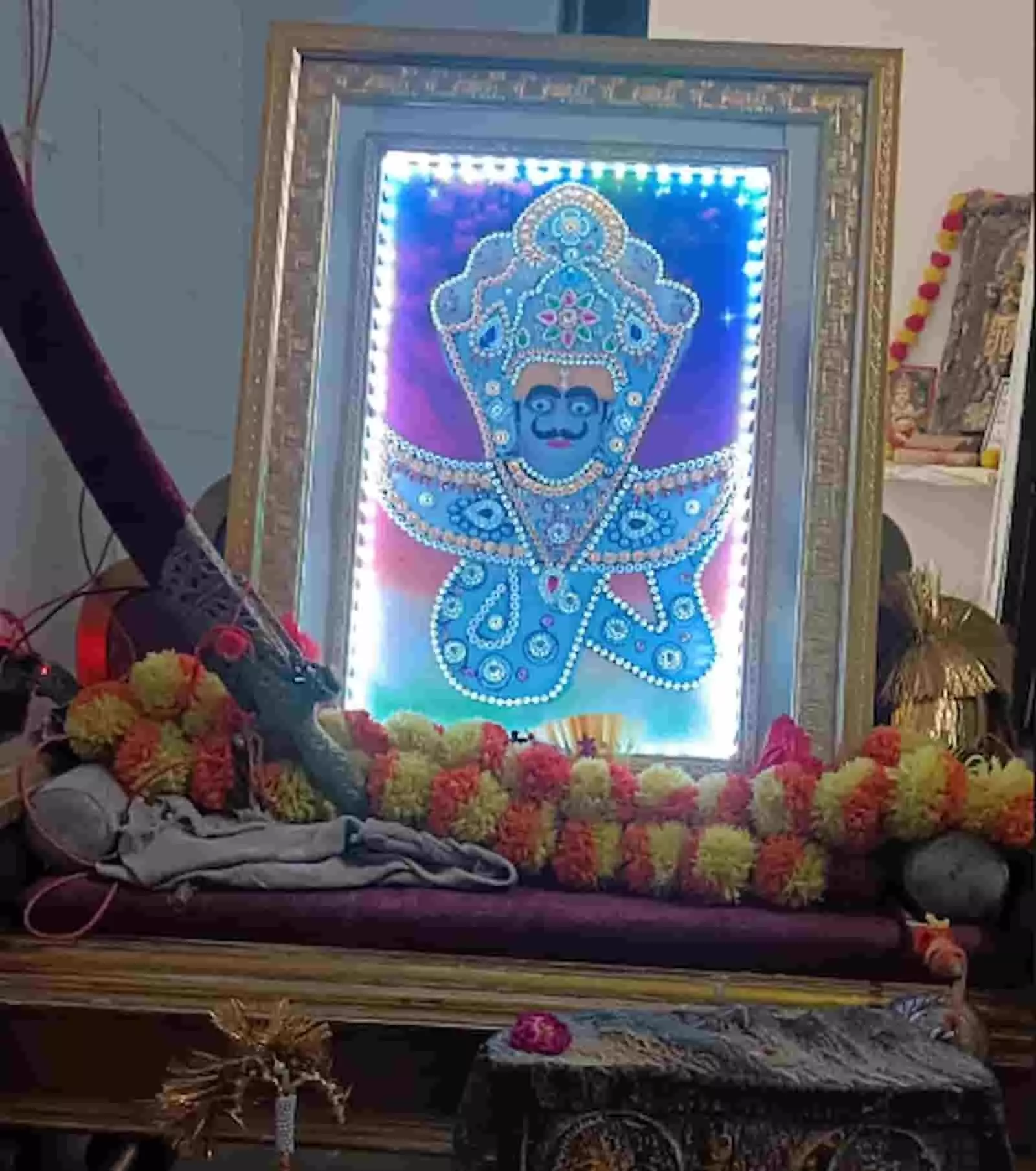 तस्वीर में वीर कल्लाजी राठौड़ की सजाई गई झांकी चारभुजा नाथ मंदिर परिसर में दिख रही है। तस्वीर में वीर कल्लाजी राठौड़ की सजाई गई झांकी चारभुजा नाथ मंदिर परिसर में दिख रही है।