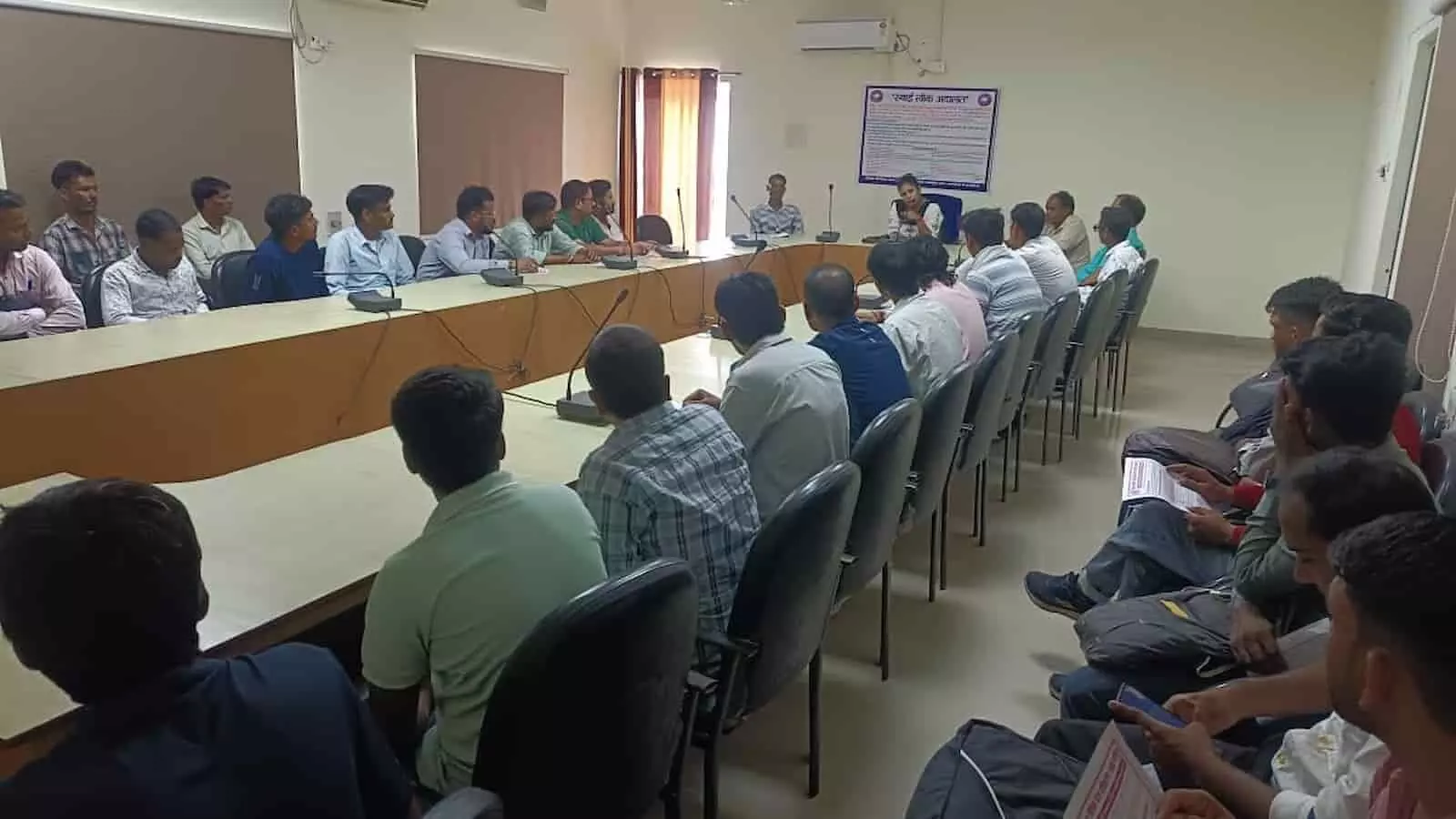 सवाई माधोपुर के कार्यालय में स्थाई लोक अदालत की जानकारी देते अधिकारी और प्रतिभागी। सवाई माधोपुर के कार्यालय में स्थाई लोक अदालत की जानकारी देते अधिकारी और प्रतिभागी।
