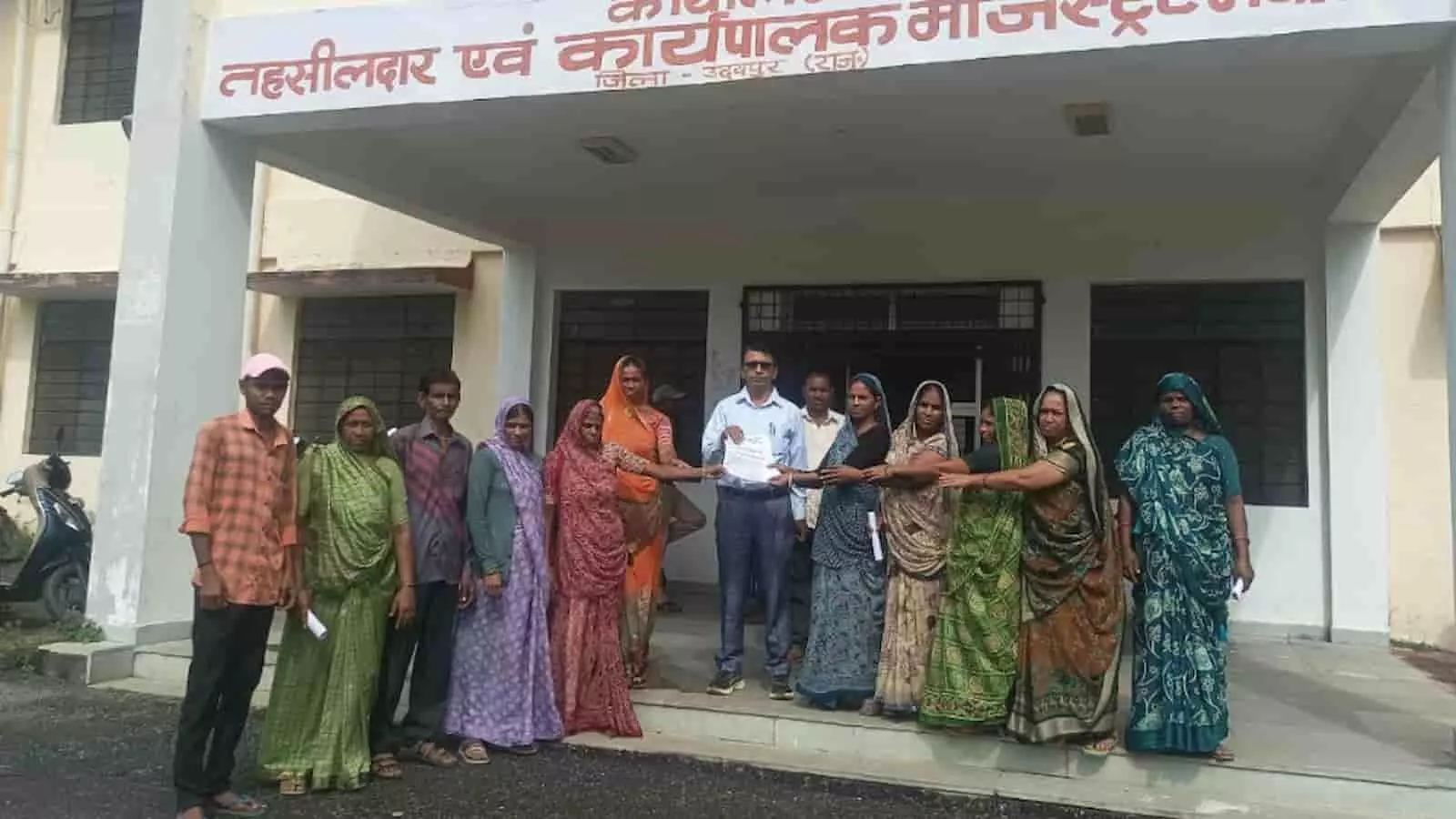 तस्वीर में कुक कम हेल्पर और समिति के सदस्य नयागांव कार्यालय के बाहर अधिकारी को ज्ञापन सौंप रहे हैं। तस्वीर में कुक कम हेल्पर और समिति के सदस्य नयागांव कार्यालय के बाहर अधिकारी को ज्ञापन सौंप रहे हैं।