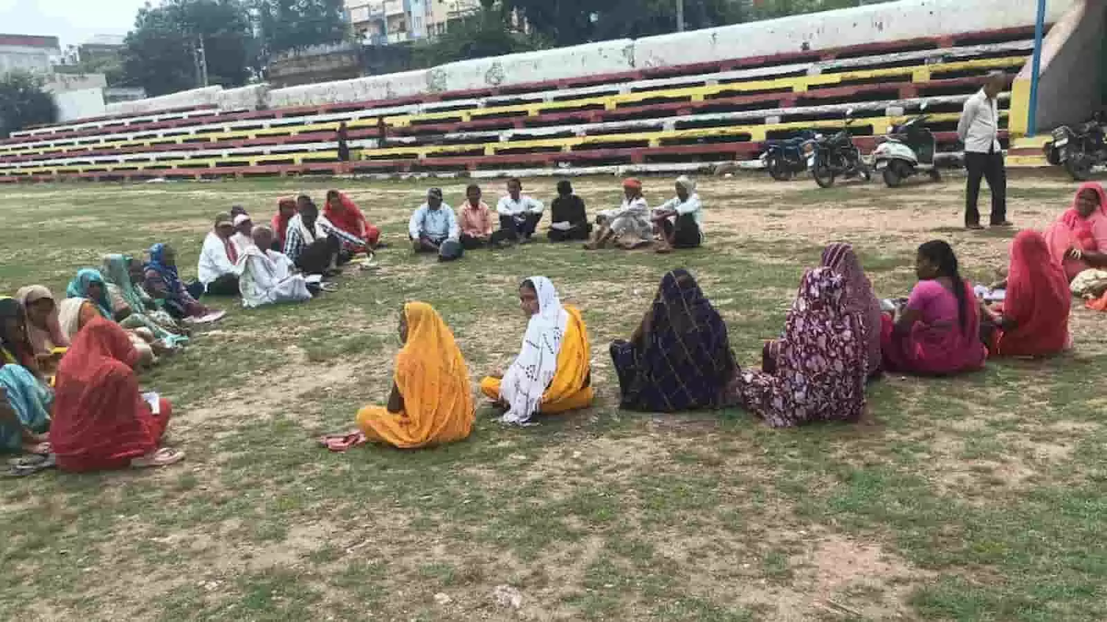 खेरवाड़ा के मैदान में बैठक करते हुए कुक कम हेल्पर संघर्ष समिति के सदस्य। खेरवाड़ा के मैदान में बैठक करते हुए कुक कम हेल्पर संघर्ष समिति के सदस्य।