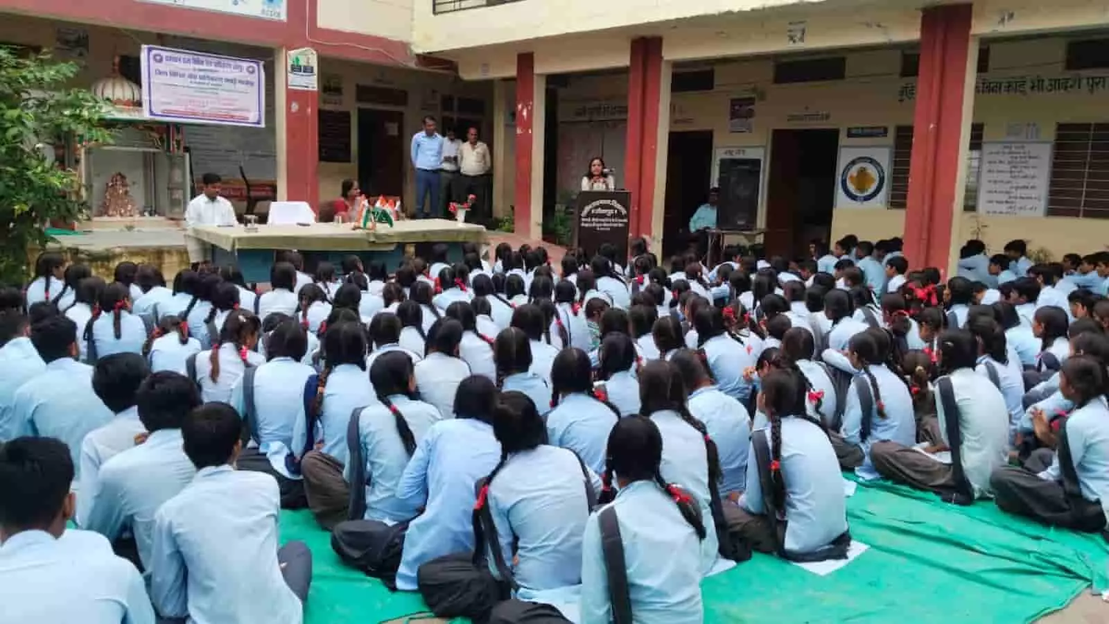 तस्वीर में विद्यालय परिसर में छात्र-छात्राएं और मंच पर वक्ता दिखाई दे रहे हैं तस्वीर में विद्यालय परिसर में छात्र-छात्राएं और मंच पर वक्ता दिखाई दे रहे हैं