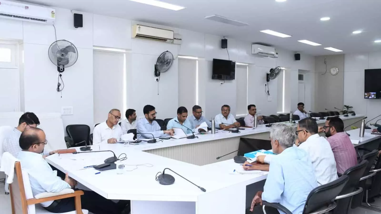 सवाई माधोपुर में अधिकारी सम्मेलन कक्ष में बैठक के दौरान दस्तावेजों के साथ बैठे हैं। सवाई माधोपुर में अधिकारी सम्मेलन कक्ष में बैठक के दौरान दस्तावेजों के साथ बैठे हैं।