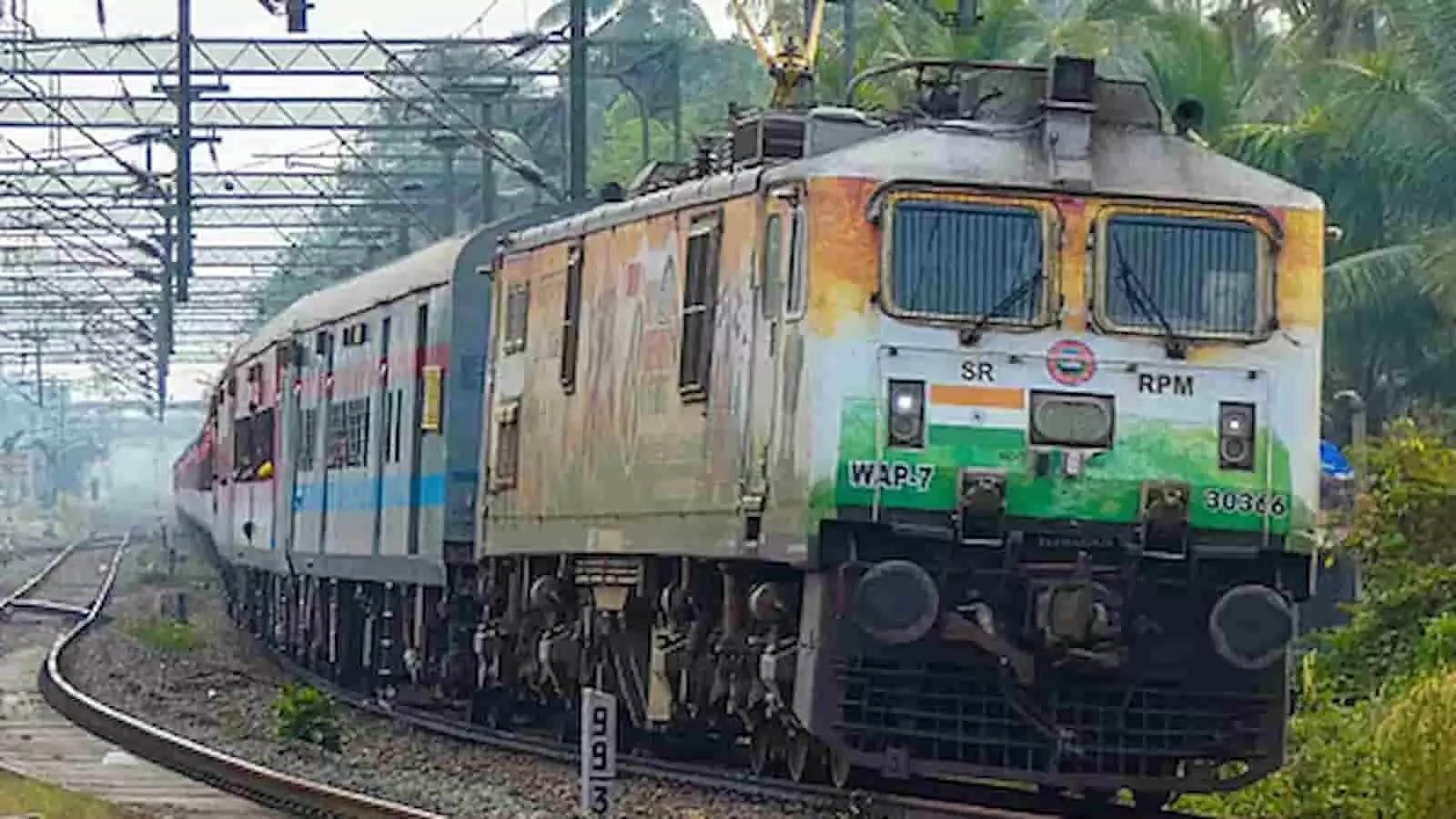 तस्वीर में रेलवे ट्रैक पर आगे बढ़ती हुई स्पेशल ट्रेन का इंजन दिखाई दे रहा है। तस्वीर में रेलवे ट्रैक पर आगे बढ़ती हुई स्पेशल ट्रेन का इंजन दिखाई दे रहा है।