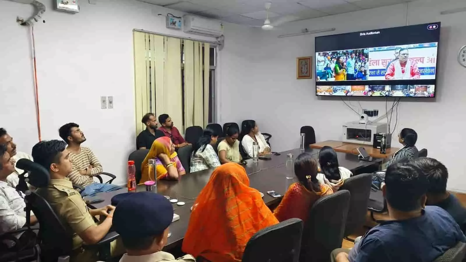 वीडियो कॉन्फ्रेंसिंग के जरिए पुलिस अधिकारियों और सुरक्षा सखियों का बैठक में शामिल होना। वीडियो कॉन्फ्रेंसिंग के जरिए पुलिस अधिकारियों और सुरक्षा सखियों का बैठक में शामिल होना।