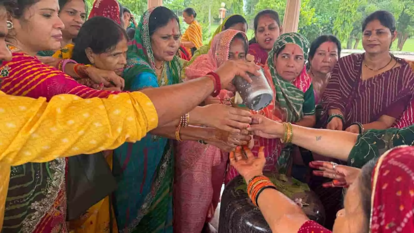 कोटा के कंचन धाम में सावन उत्सव के दौरान महिलाएं भगवान शिव का सामूहिक रुद्राभिषेक करती हुई। कोटा के कंचन धाम में सावन उत्सव के दौरान महिलाएं भगवान शिव का सामूहिक रुद्राभिषेक करती हुई।