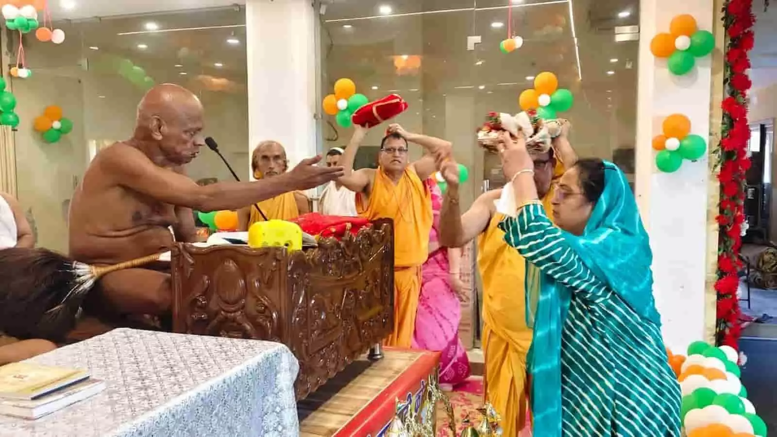 तस्वीर में मुनिश्री योगसागर जी महाराज कोटा स्थित नसियां जी दादाबाड़ी में प्रवचन दे रहे हैं। तस्वीर में मुनिश्री योगसागर जी महाराज कोटा स्थित नसियां जी दादाबाड़ी में प्रवचन दे रहे हैं।