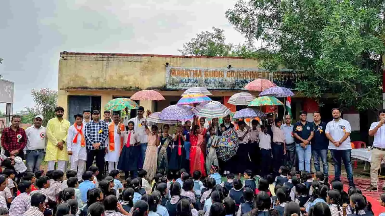 तस्वीर में कोटा के राजकीय विद्यालय में विद्यार्थियों को छाते वितरित किए जाते हुए दिख रहे हैं। तस्वीर में कोटा के राजकीय विद्यालय में विद्यार्थियों को छाते वितरित किए जाते हुए दिख रहे हैं।