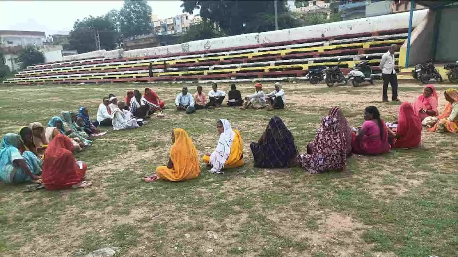 खेरवाड़ा के मैदान में बैठक करते कुक कम हेल्पर संघर्ष समिति के प्रतिनिधि। खेरवाड़ा के मैदान में बैठक करते कुक कम हेल्पर संघर्ष समिति के प्रतिनिधि।