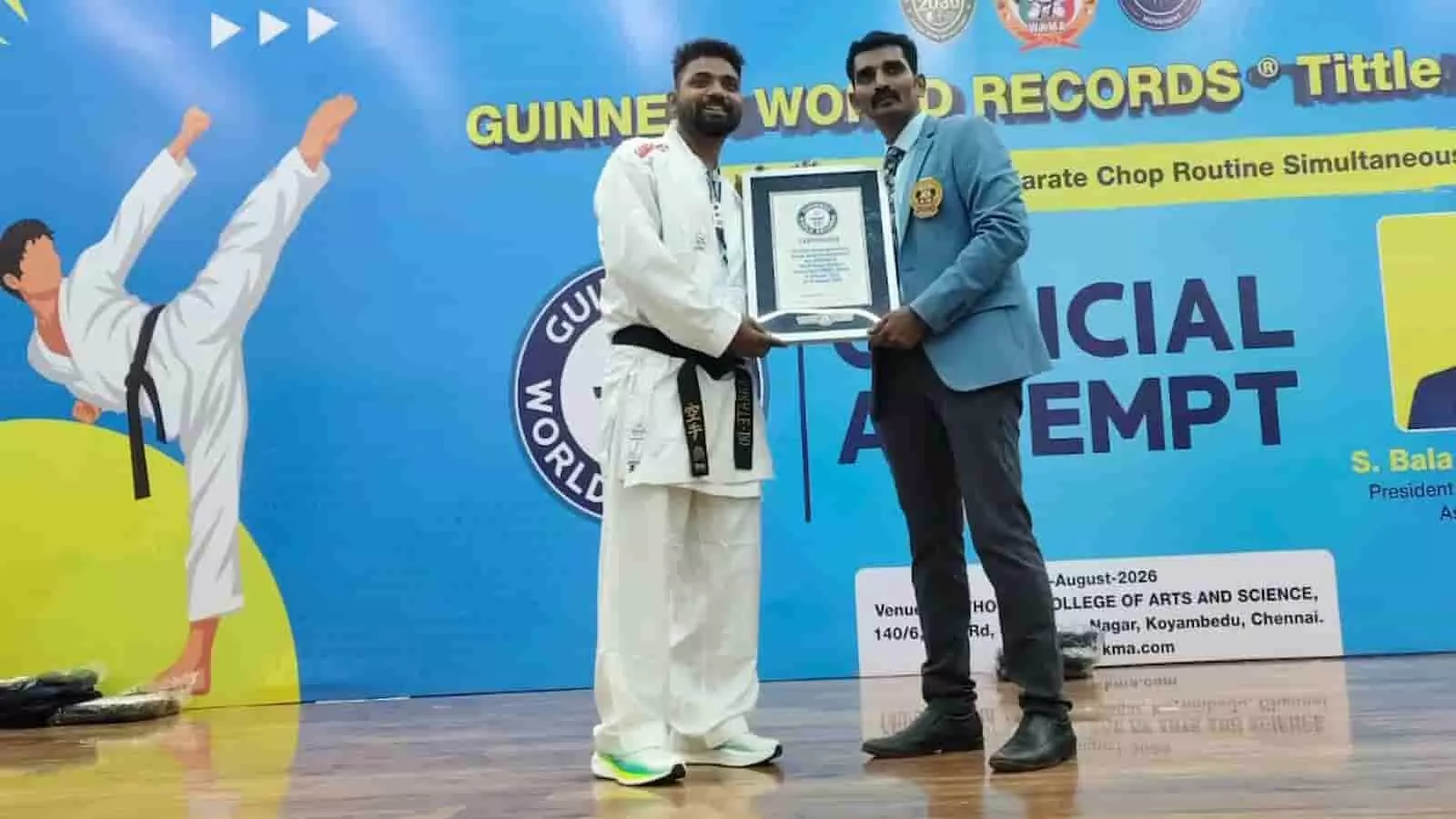 तस्वीर में सेंसेई बबलू सिंह और एक अन्य व्यक्ति चेन्नई के मंच पर गिनीज वर्ल्ड रिकॉर्ड्स प्रमाण-पत्र पकड़े दिख रहे हैं। तस्वीर में सेंसेई बबलू सिंह और एक अन्य व्यक्ति चेन्नई के मंच पर गिनीज वर्ल्ड रिकॉर्ड्स प्रमाण-पत्र पकड़े दिख रहे हैं।