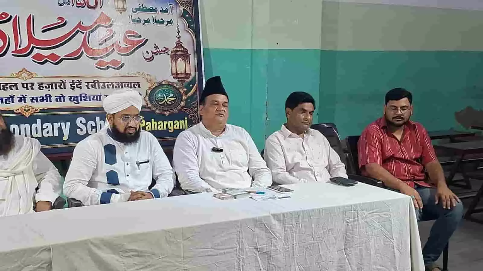 जयपुर में संवाददाता सम्मेलन के दौरान बैठे हुए कार्यक्रम संयोजक और अन्य लोग। जयपुर में संवाददाता सम्मेलन के दौरान बैठे हुए कार्यक्रम संयोजक और अन्य लोग।