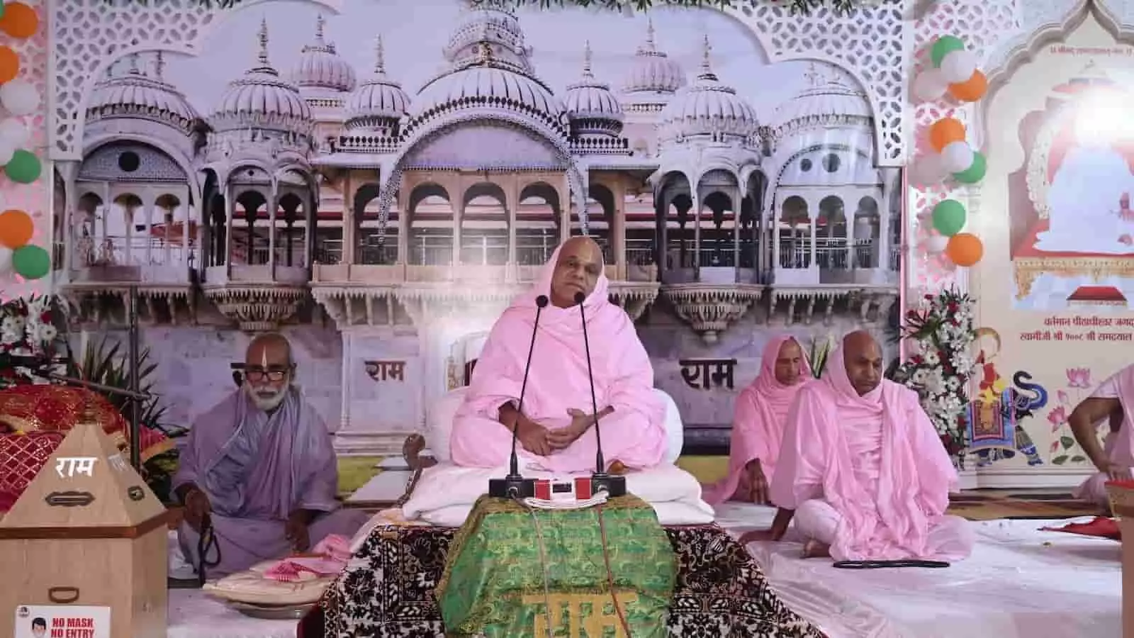 माणिक्यनगर रामद्वारा धाम में सत्संग के दौरान मंच पर बैठे आचार्य स्वामी श्रीरामदयालजी महाराज। माणिक्यनगर रामद्वारा धाम में सत्संग के दौरान मंच पर बैठे आचार्य स्वामी श्रीरामदयालजी महाराज।