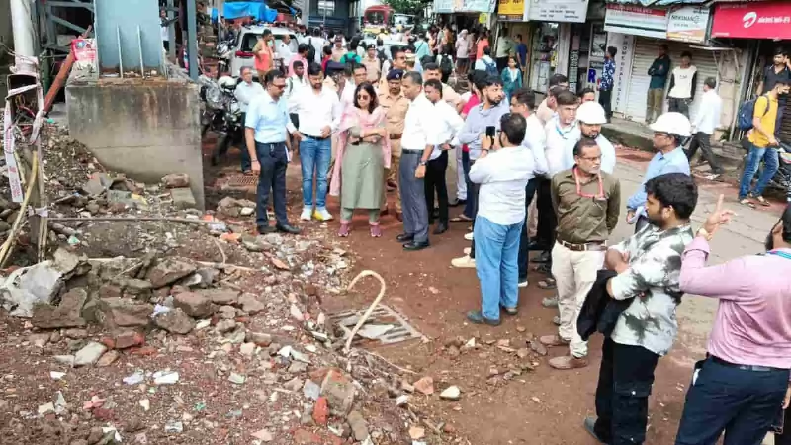 प्रभादेवी रेलवे स्टेशन के पास विकास कार्यों का निरीक्षण करतीं बीएमसी अधिकारी। प्रभादेवी रेलवे स्टेशन के पास विकास कार्यों का निरीक्षण करतीं बीएमसी अधिकारी।